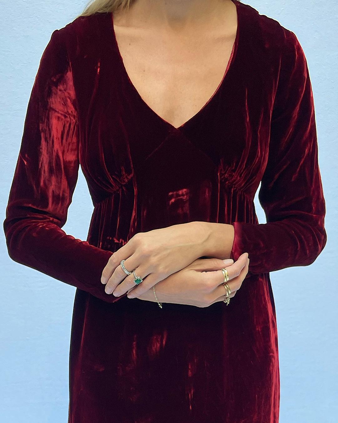 Langärmeliges Kleid aus rotem Samt im Angebot 11