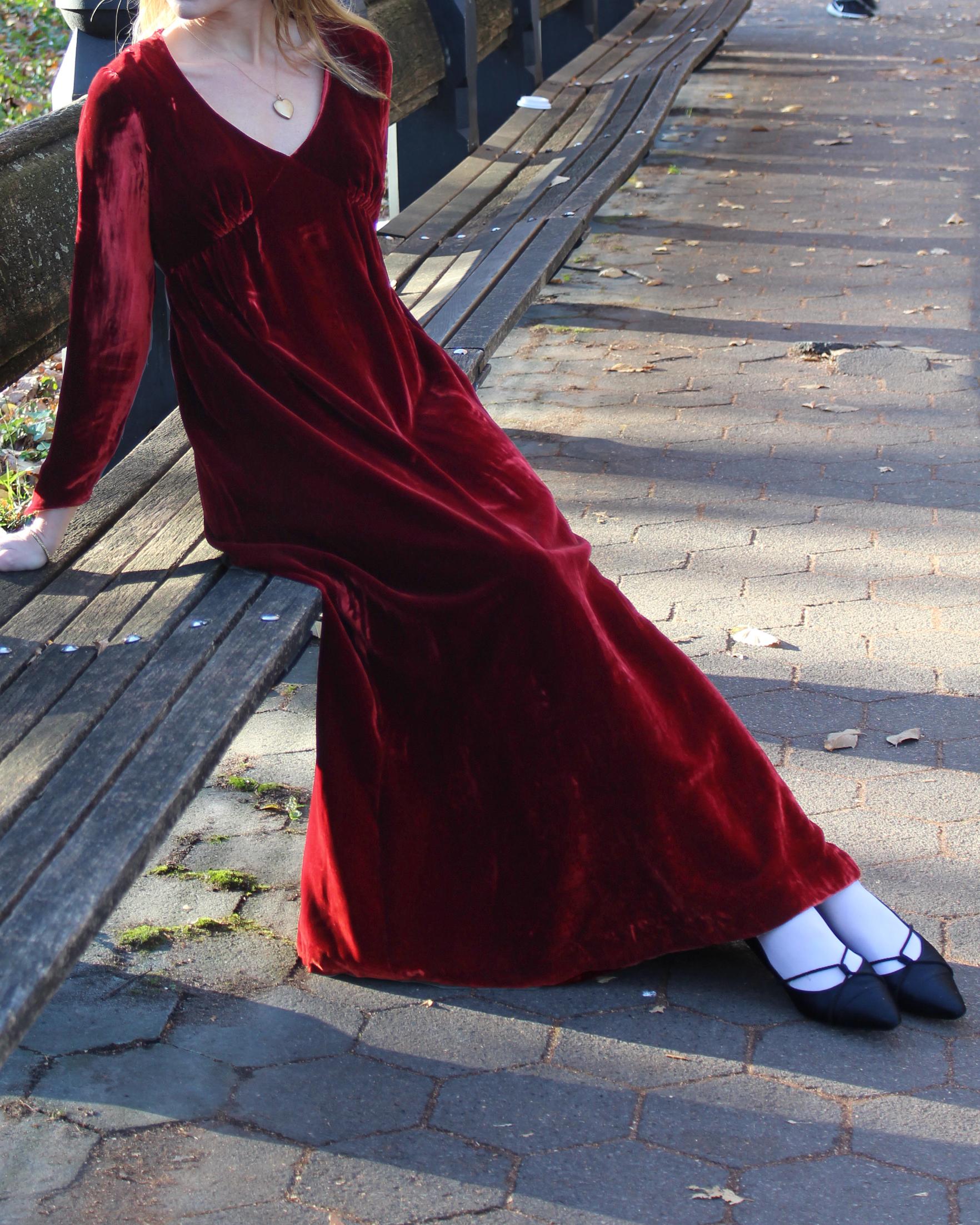 Dieses romantische Kleid aus rotem Samt wurde in den späten 1930er Jahren (möglicherweise Anfang der 1940er Jahre) maßgefertigt und ist ein absolutes Einzelstück. Der knallrote Samt in Maxilänge ist so reichhaltig. Es hat eine geraffte Empire-Taille