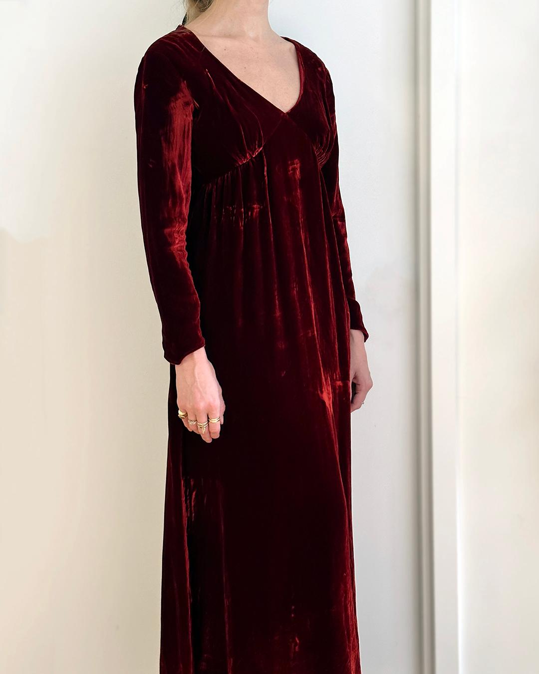 Langärmeliges Kleid aus rotem Samt für Damen oder Herren im Angebot