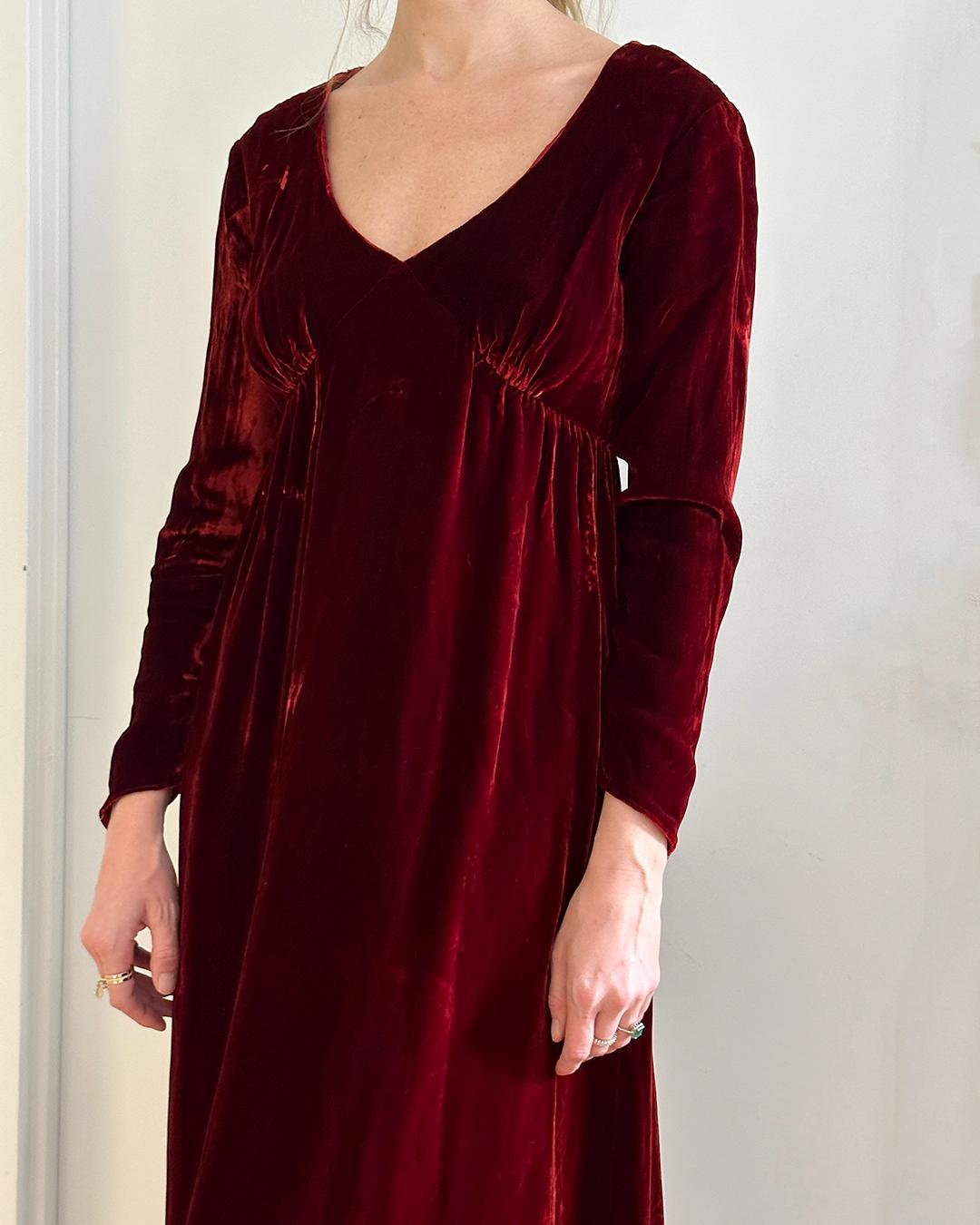 Langärmeliges Kleid aus rotem Samt im Angebot 1