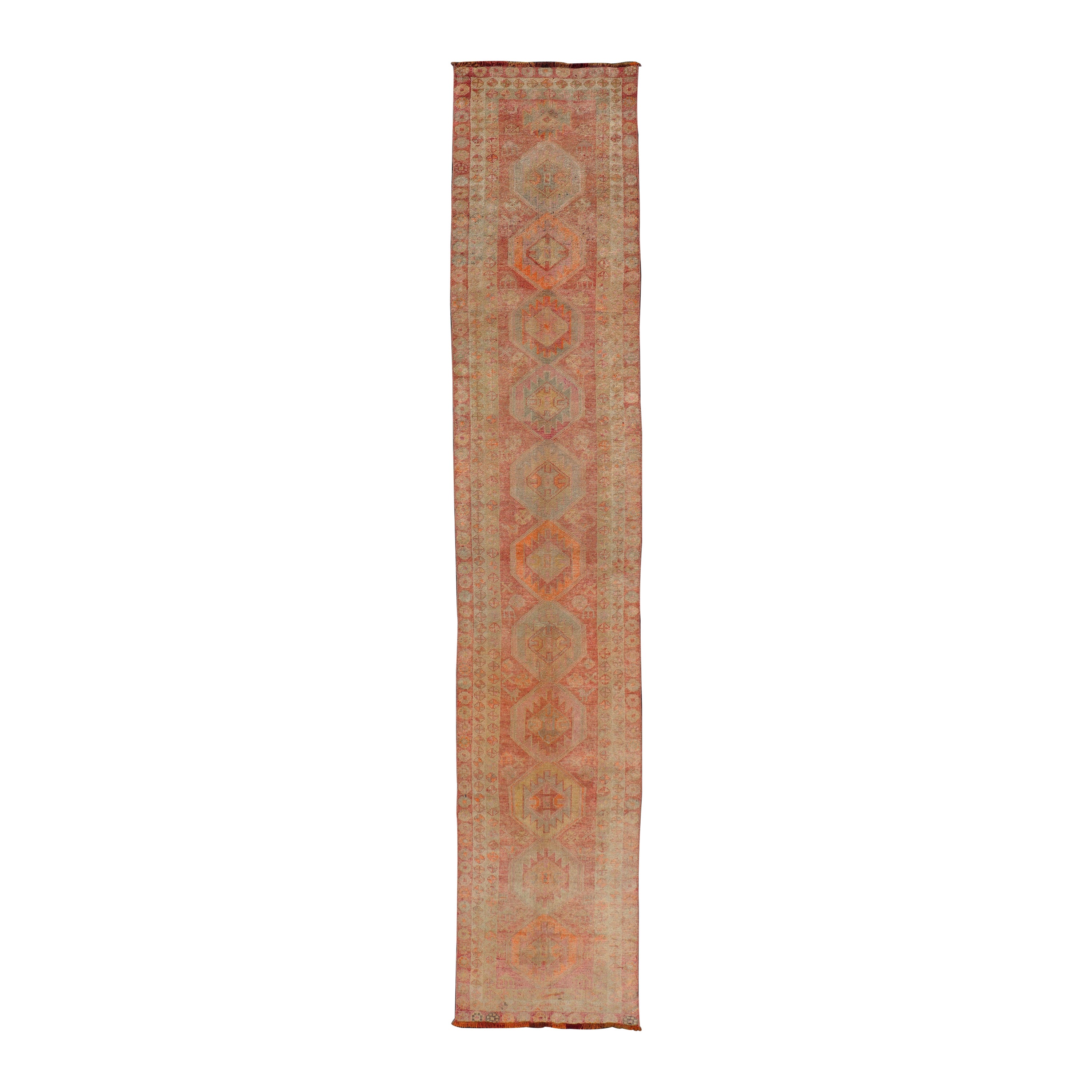 Runner vintage lungo in Oushak turco con medaglioni tribali in rosso tenue