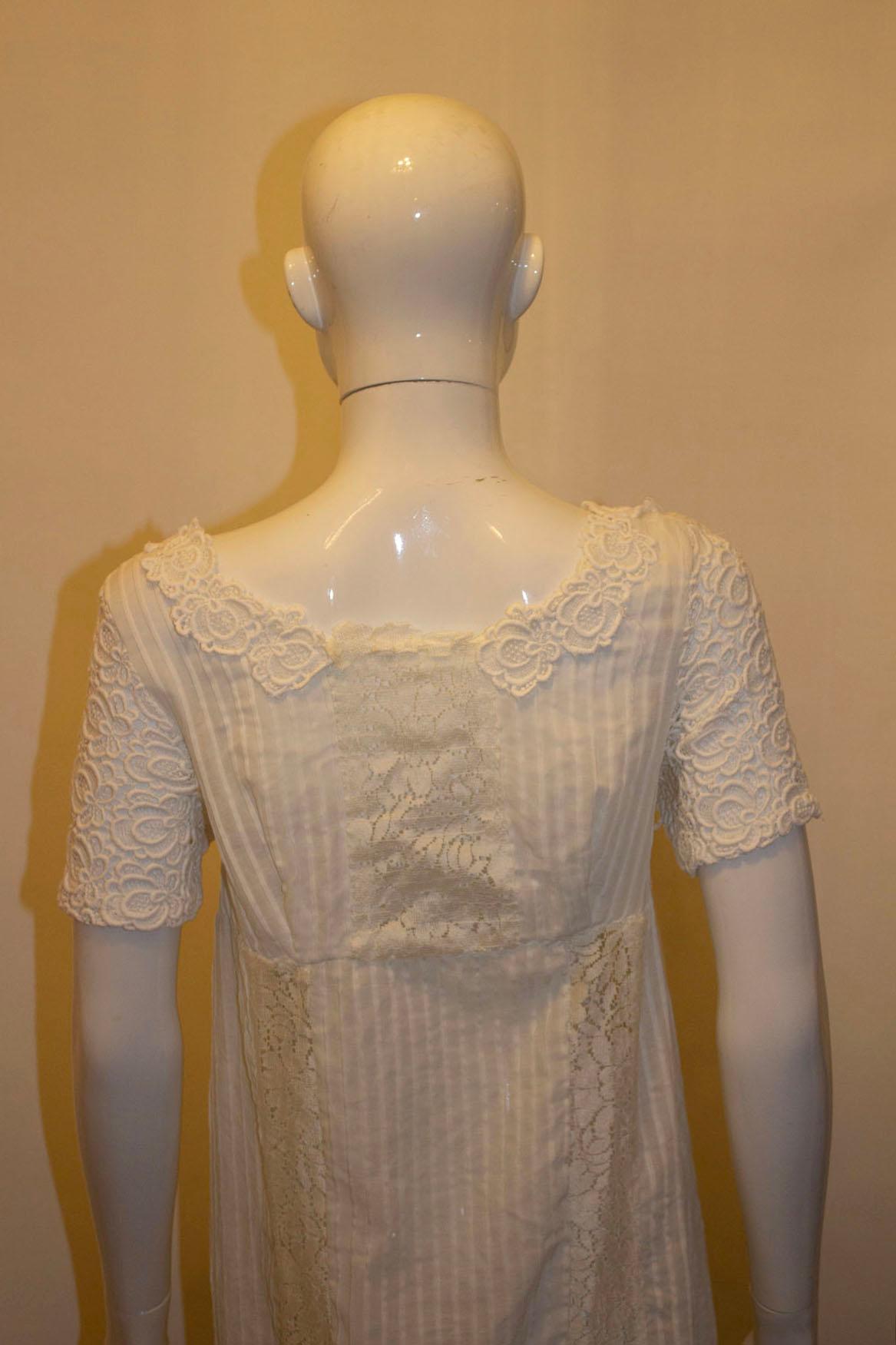 Langes weißes Sommerkleid im Vintage-Stil Damen im Angebot