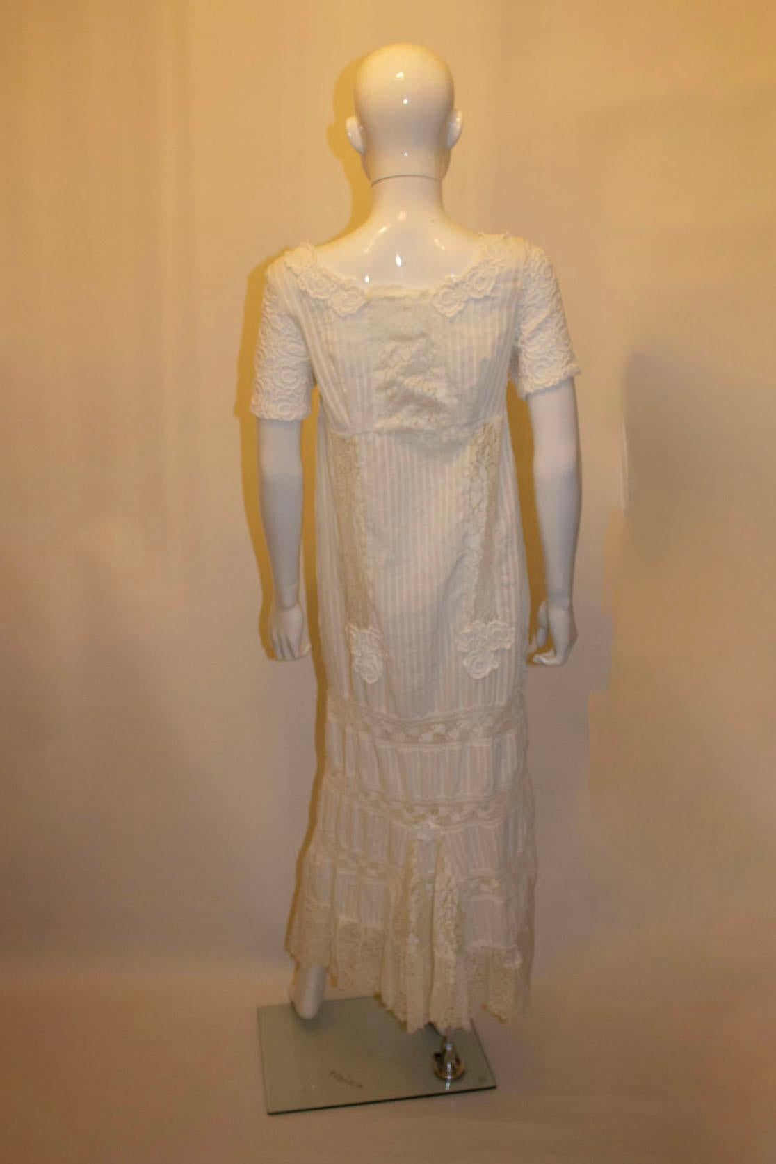 Langes weißes Sommerkleid im Vintage-Stil im Angebot 1