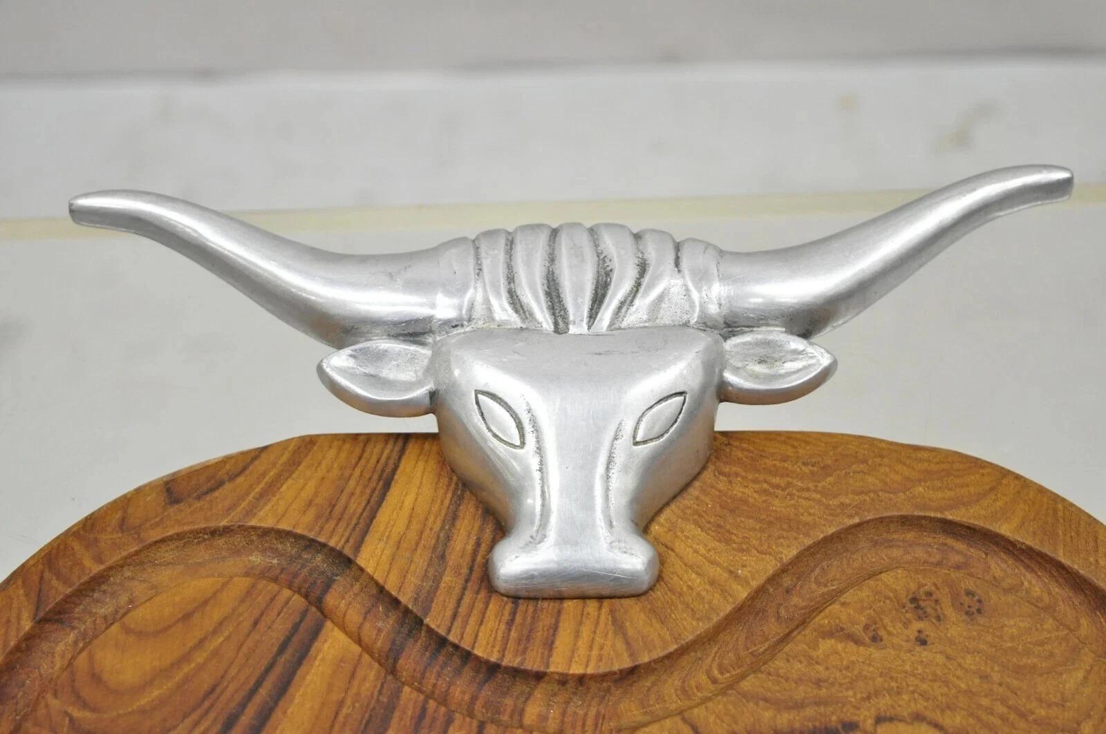 Vintage Longhorn Buey Fundición de Aluminio Tabla de cortar de madera Arthur Court Moderno de mediados de siglo en venta