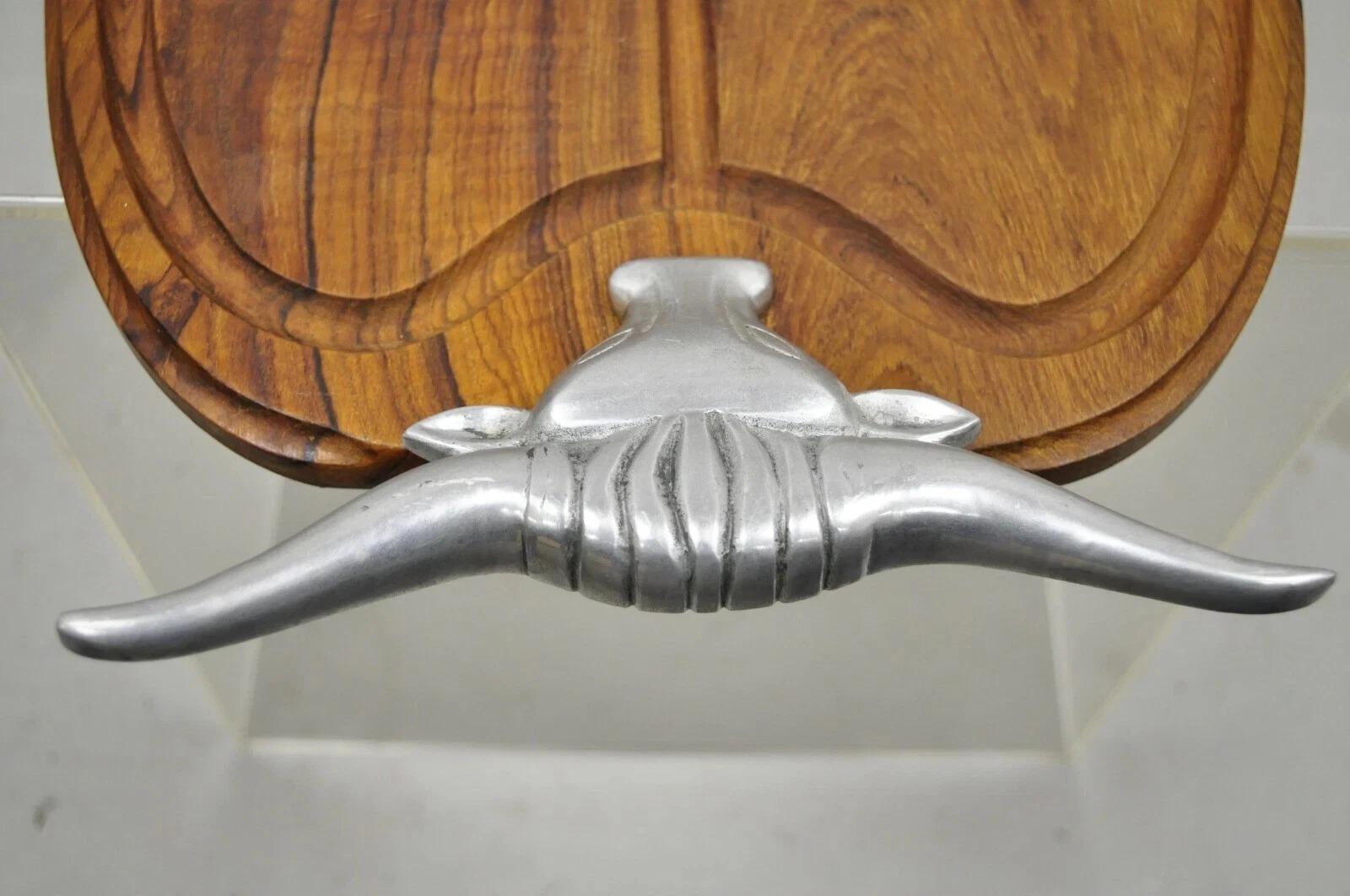 Vintage Longhorn Buey Fundición de Aluminio Tabla de cortar de madera Arthur Court en venta 3