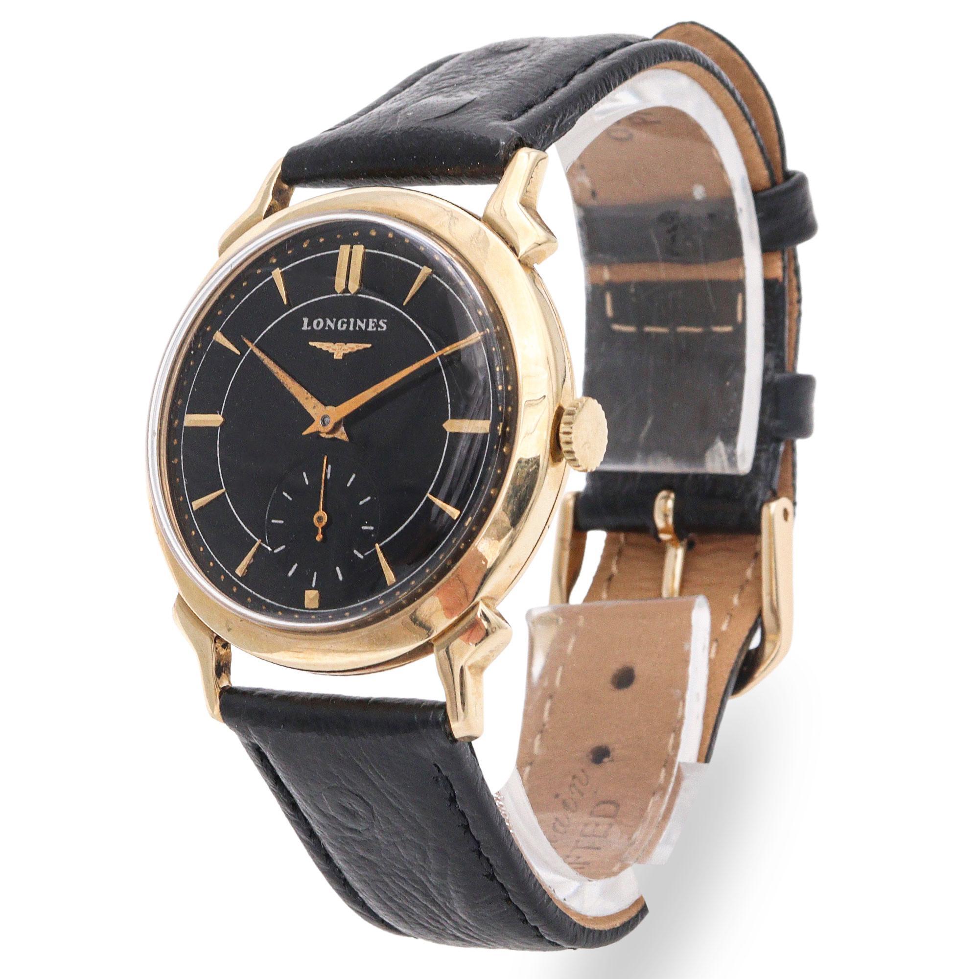 Diese Longines Herrenarmbanduhr im Vintage-Stil strahlt mit ihrem klassischen Design und ihren raffinierten Details zeitlose Raffinesse aus. Das aus massivem 14-karätigem Gelbgold gefertigte Gehäuse verfügt über elegant geformte Bandanstöße, die ein