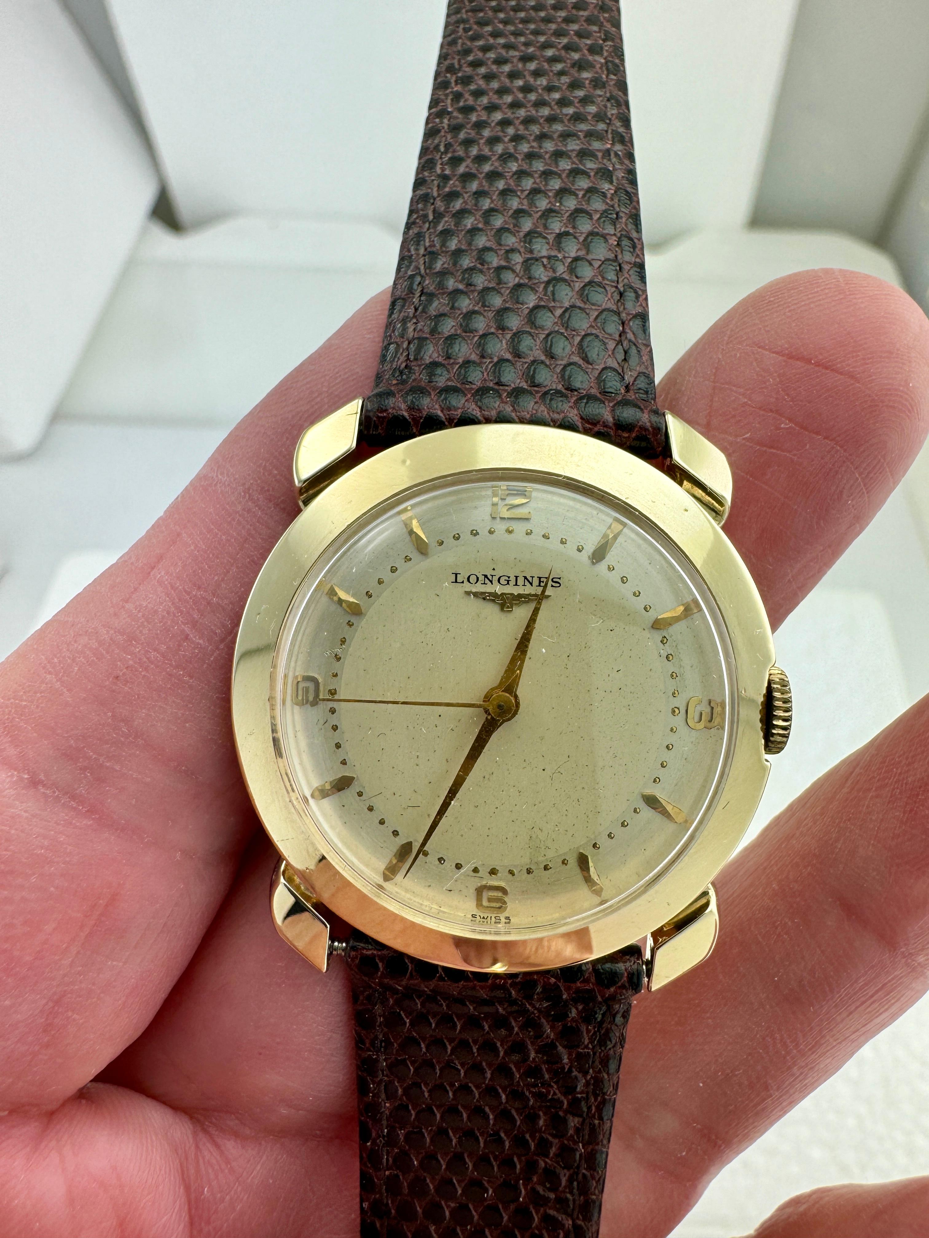 Vintage Longines Gelbgold-Armbanduhr, ca. 1950er Jahre.

Diese Longines Armbanduhr aus den 1950er Jahren hat ein 17 Jewels Kaliber 22LS Handaufzugswerk in seinem originalen 14k Gelbgoldgehäuse.  Das originale Zifferblatt weist eine gewisse Patina