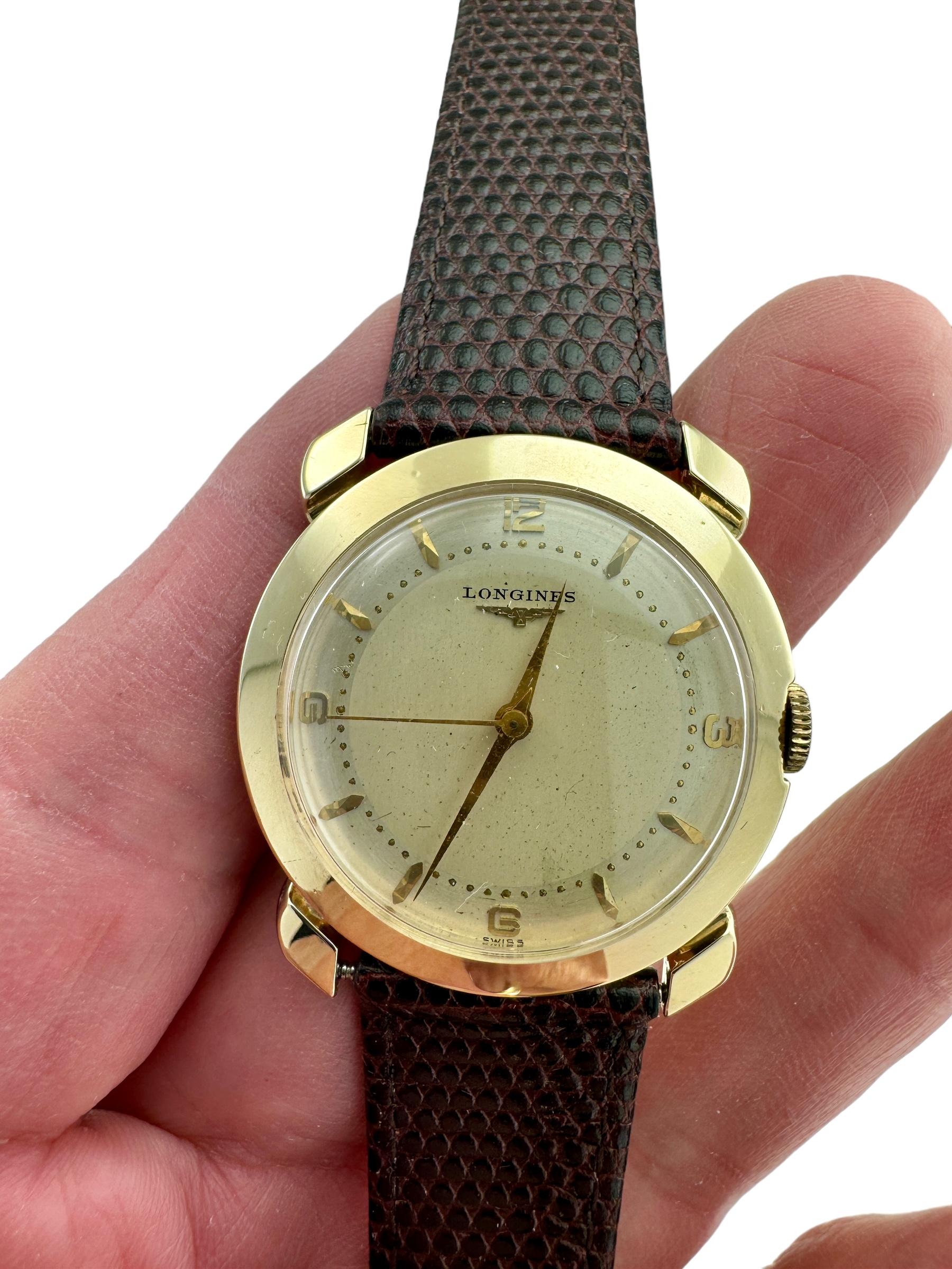 Vintage Longines Gelbgold-Armbanduhr  (Modernistisch) im Angebot