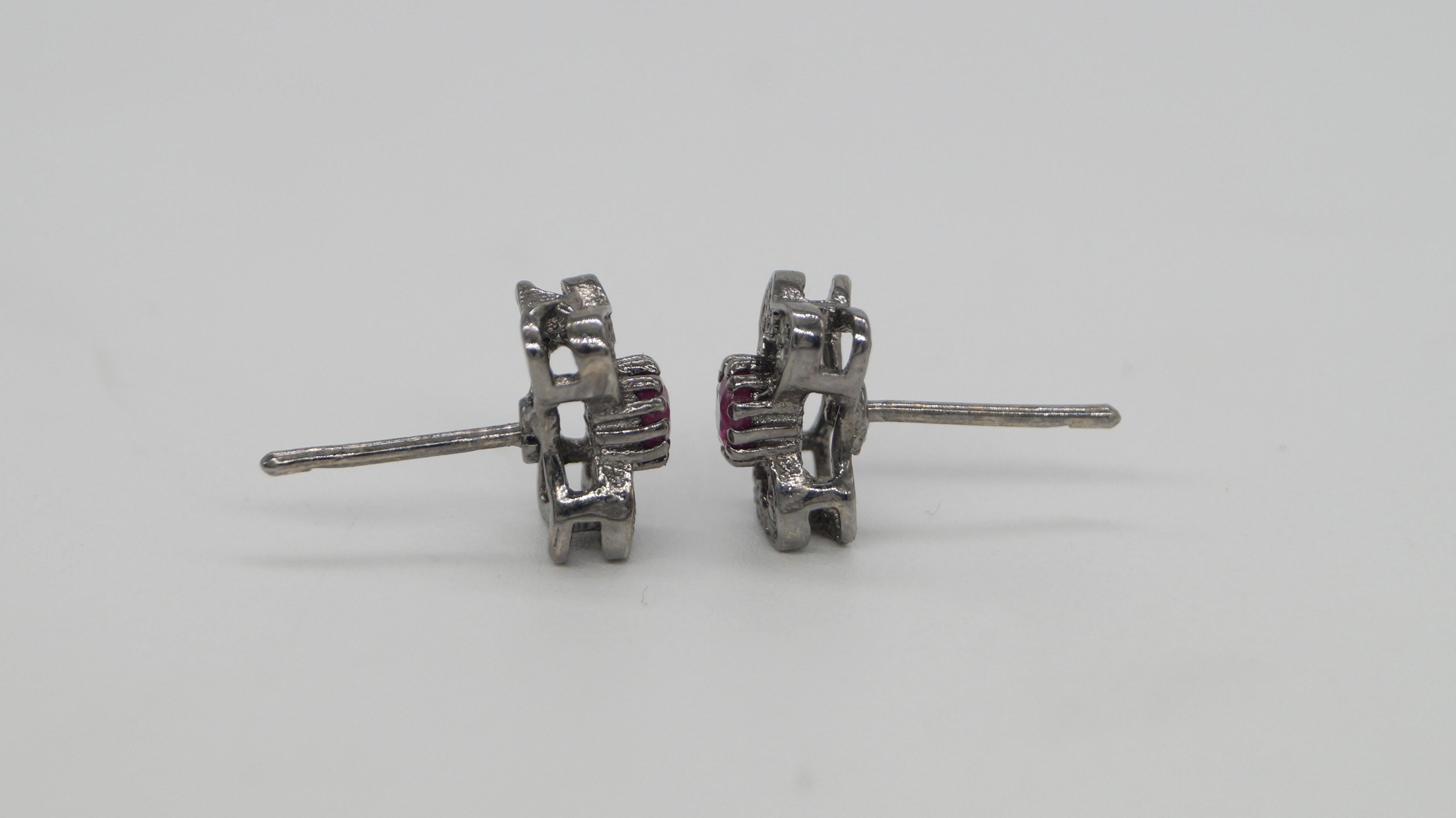 Este par de pendientes tiene diamantes naturales auténticos y rubí natural auténtico. Está hecho de plata de ley. Se entrega con un certificado de autenticidad. La piedra preciosa rubí es originaria de Birmania. Se trata de unos bonitos pendientes