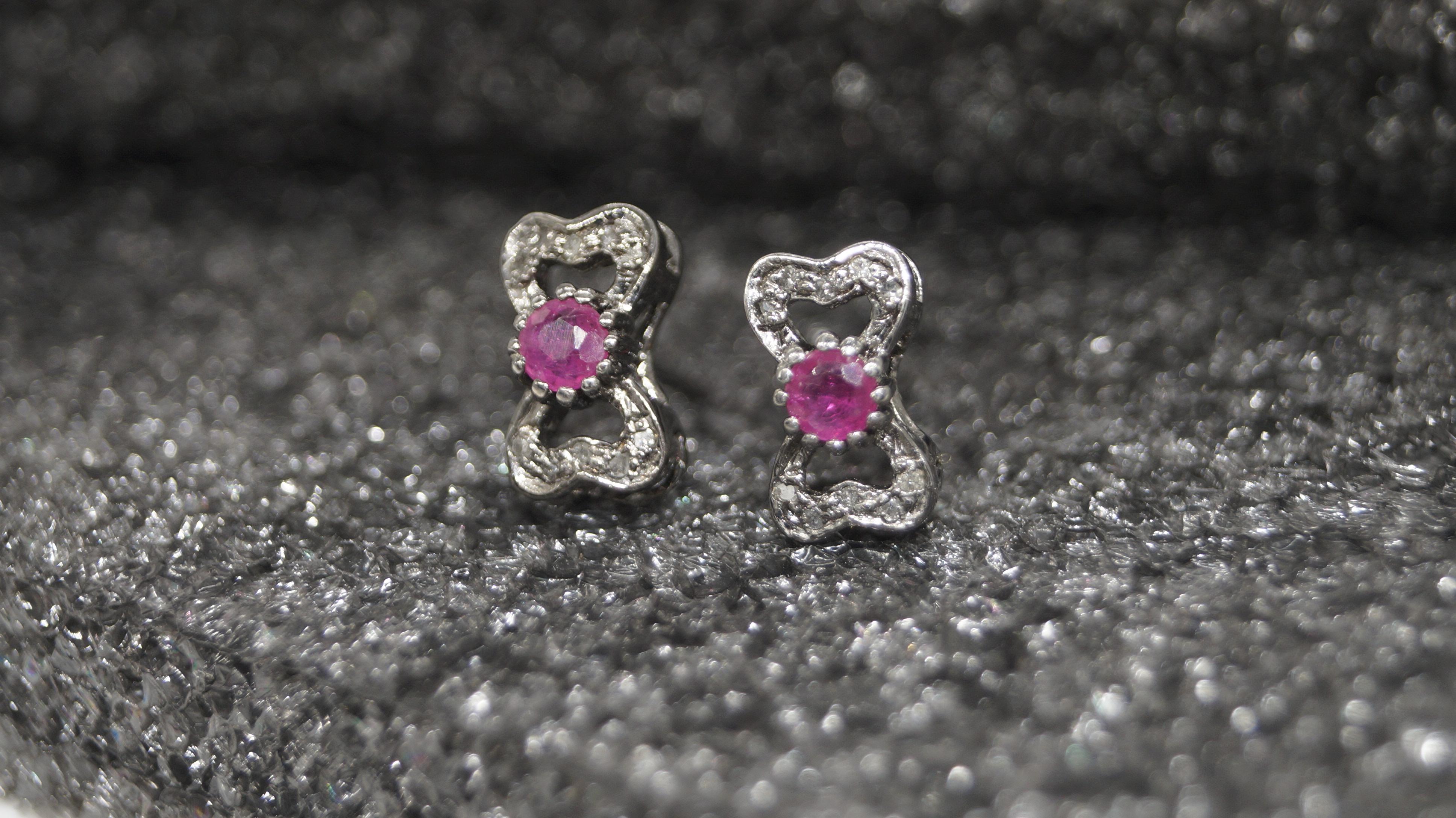 Pendientes de plata de ley con lazo de rubí de Birmania y diamantes naturales de aspecto vintage en Nuevo estado para la venta en Delhi, DL