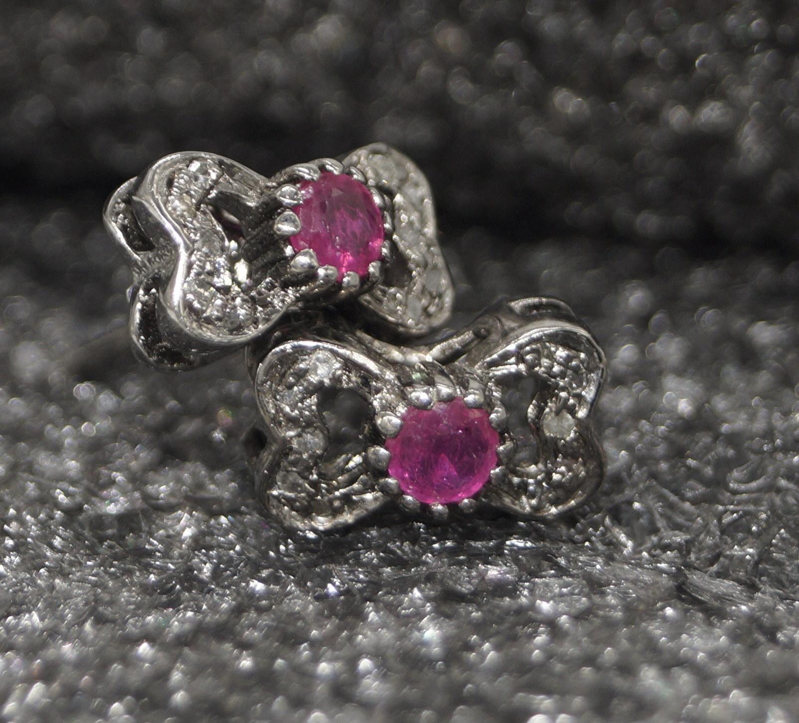 Femenino o masculino Pendientes de plata de ley con lazo de rubí de Birmania y diamantes naturales de aspecto vintage en venta