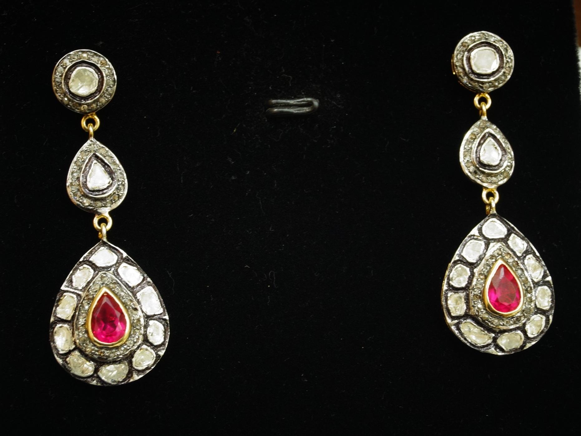 Vintage Look Natürlicher ungeschliffener Rosenschliff Diamant Sterling Silber Ruby Tropfen Ohrringe im Zustand „Neu“ im Angebot in Delhi, DL
