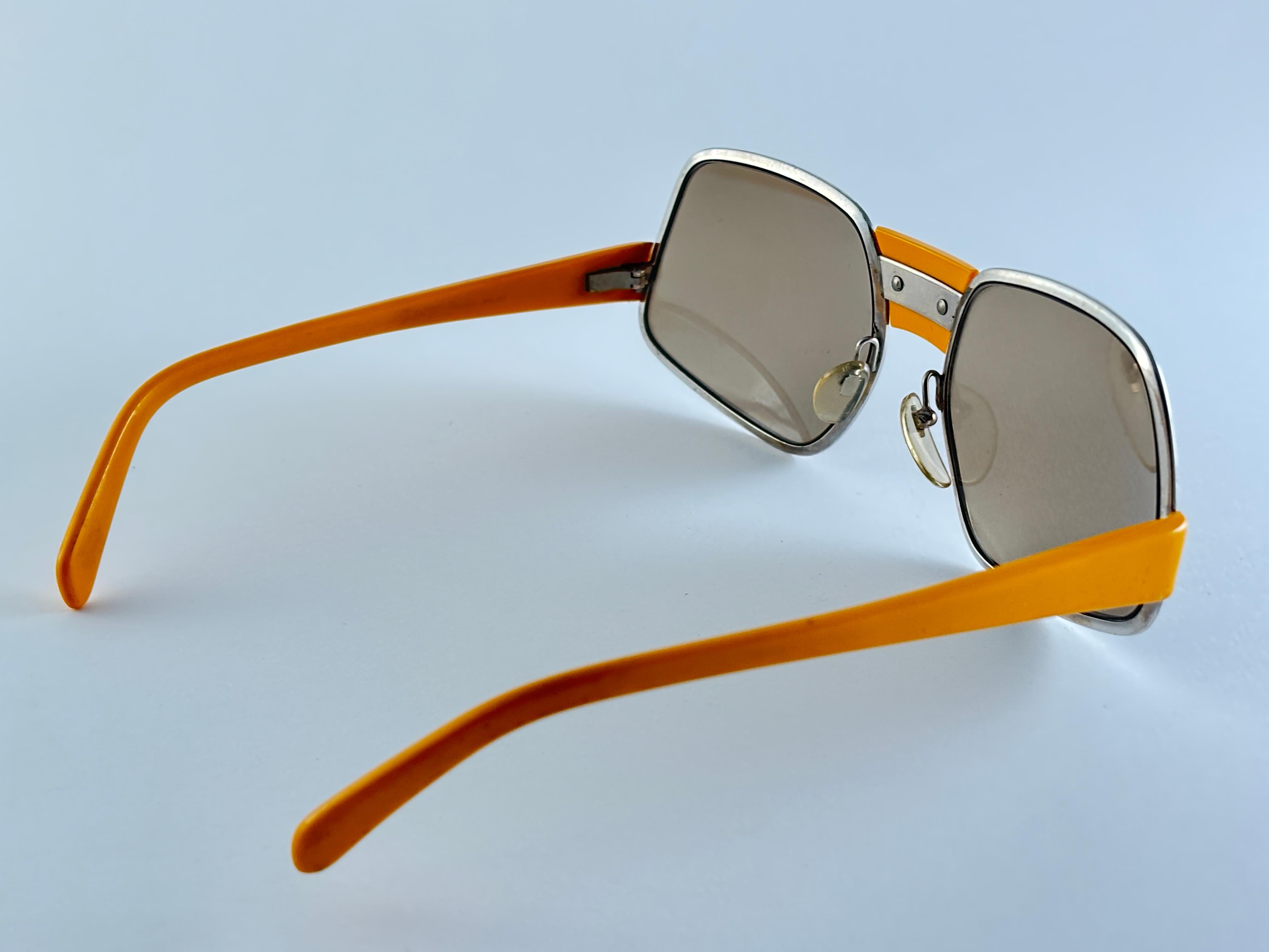 Vintage Look Paris Silber & Ocker Sonnenbrillen 1970er Jahre Made in France (Braun) im Angebot