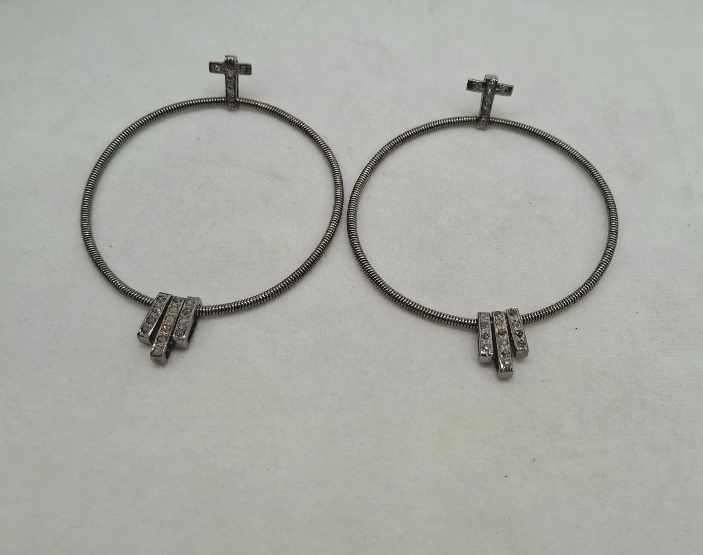 Die Ohrringe aus oxidiertem, schwarzem Sterlingsilber sind mit natürlichen, gepflasterten Diamanten verziert. Diese Diamanten werden aus der Erde gewonnen, was ihren natürlichen Ursprung und ihre hervorragende Qualität garantiert. 

Egal, ob Sie