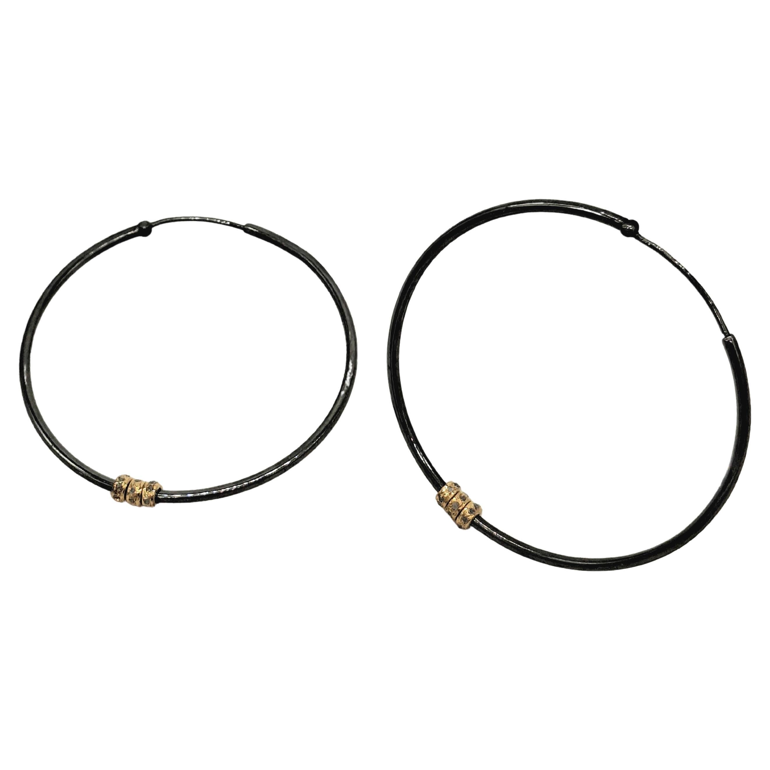 Orecchini a cerchio in argento sterling ossidato con pavé di diamanti dal sapore vintage