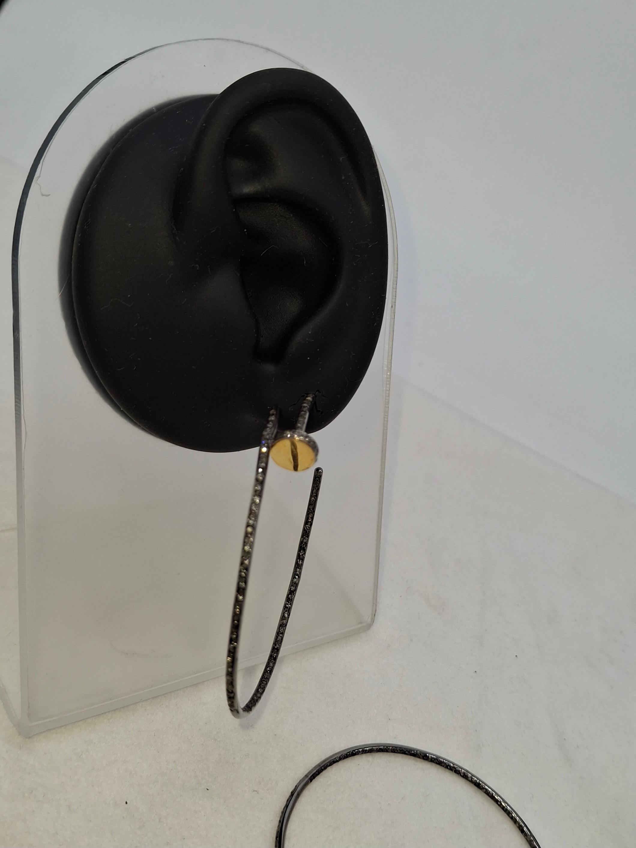 Die offenen Reifen der Nagelohrringe im Vintage-Look sind mit natürlichen, gepflasterten Diamanten von insgesamt 2,10 Karat verziert. Diese Diamanten werden aus der Erde gewonnen, was ihren natürlichen Ursprung garantiert. Die Diamanten sind grau