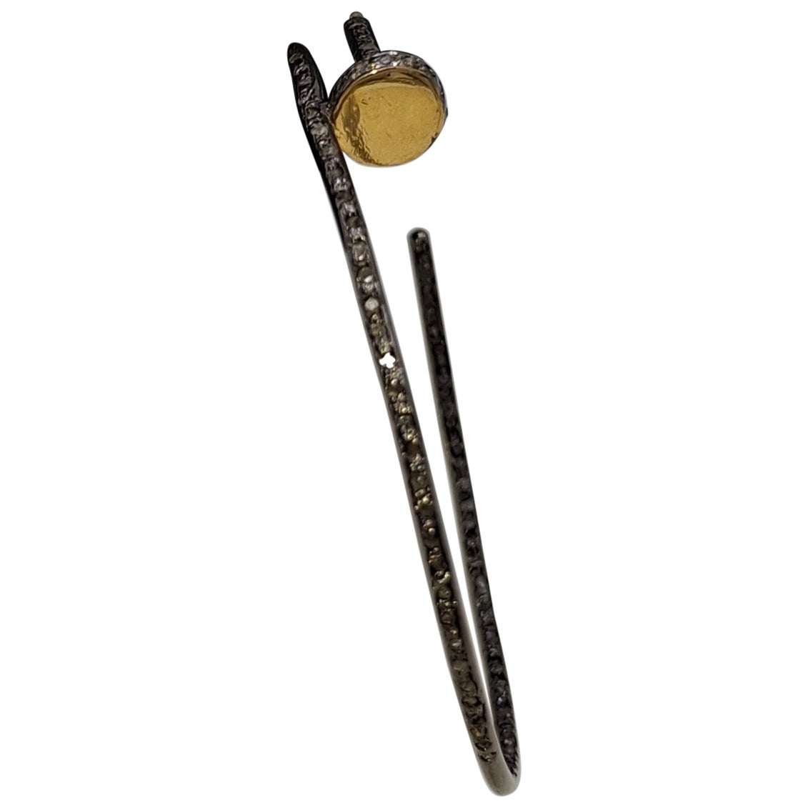 Orecchino a cerchio aperto in argento sterling ossidato con pave di diamanti dall
aspetto vintage