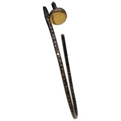 Orecchino a cerchio aperto in argento sterling ossidato con pave di diamanti dall
aspetto vintage