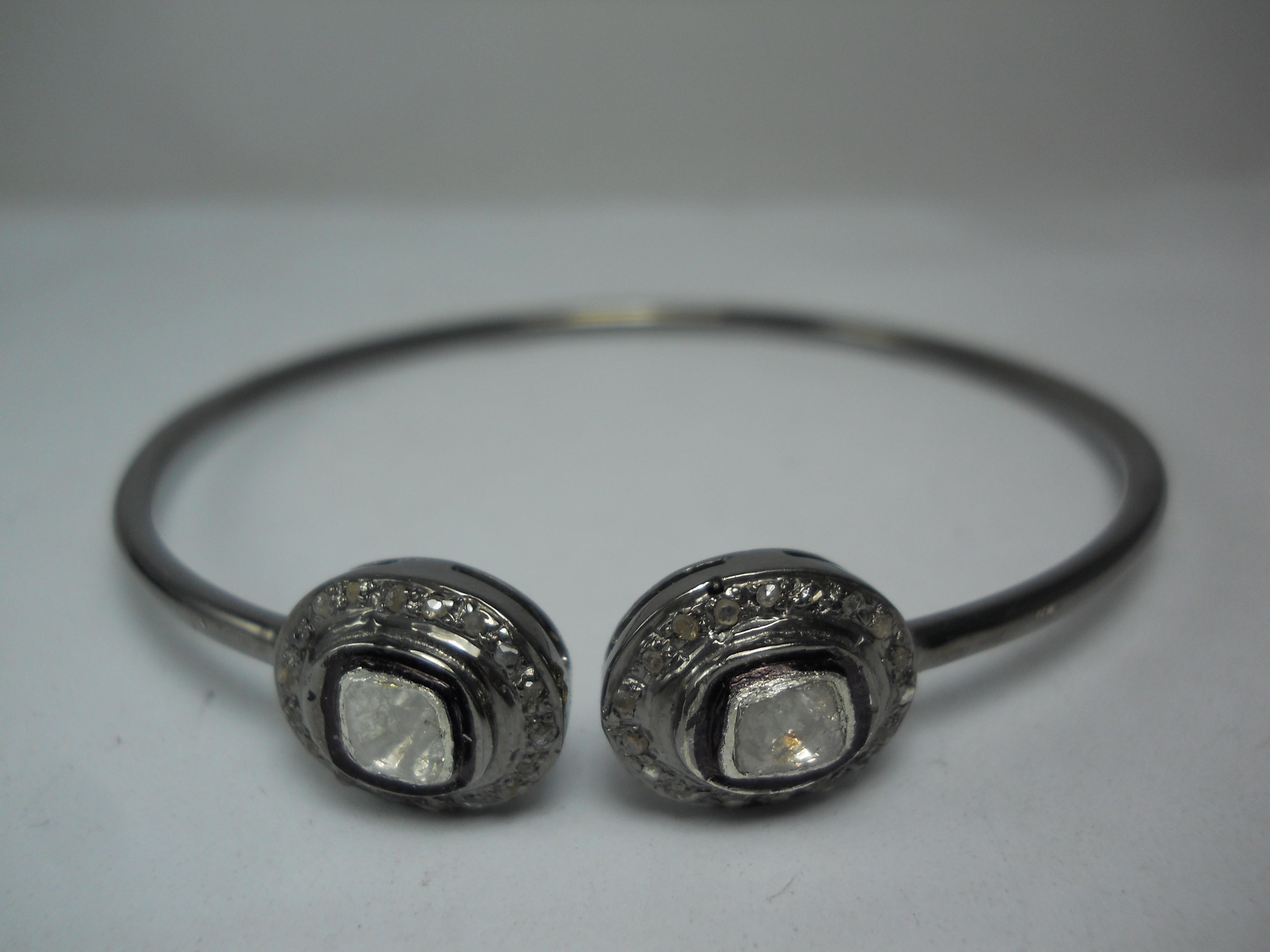 Taglio a rosa Bracciale a manette aperto in argento sterling ossidato con diamanti taglio rosa dall'aspetto vintage in vendita