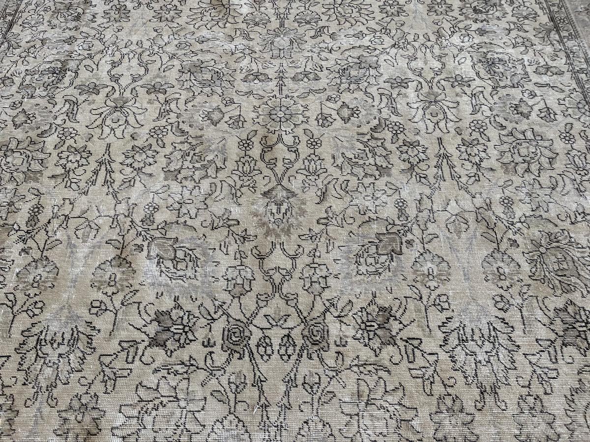 Traditioneller pakistanischer Teppich im Vintage-Look (Handgeknüpft) im Angebot