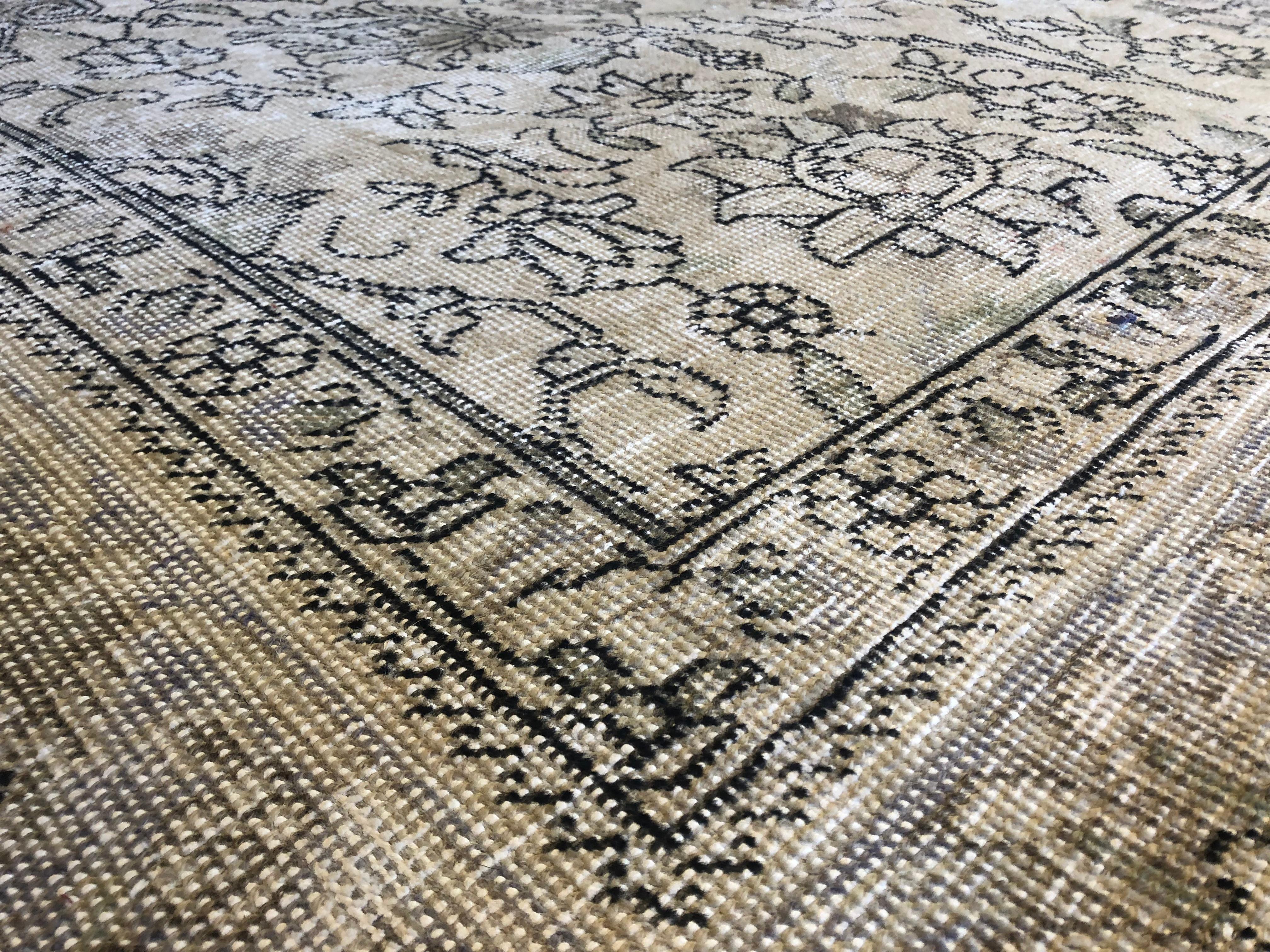 Traditioneller pakistanischer Teppich im Vintage-Look (Wolle) im Angebot