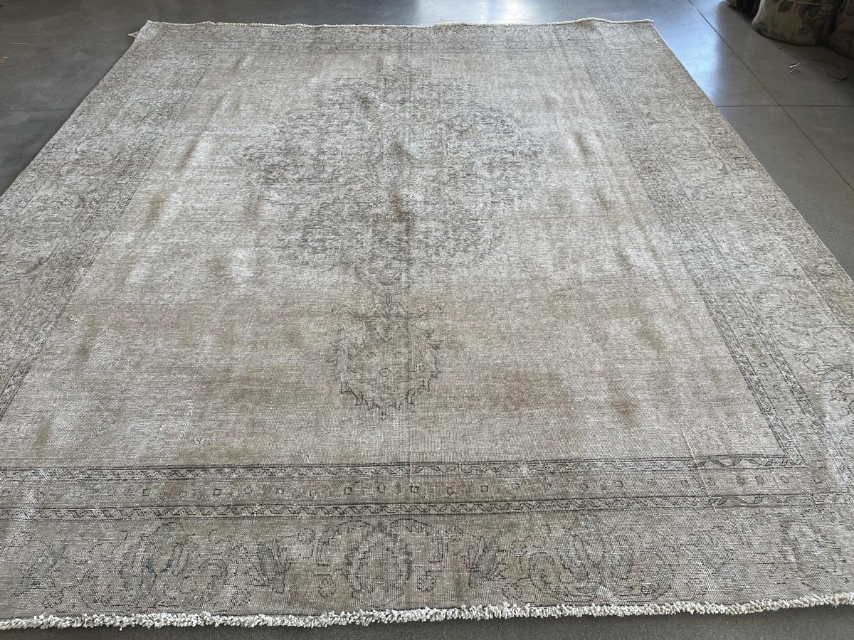 Hand-Knotted Vintage Look Traditional Style Area Rug For Sale