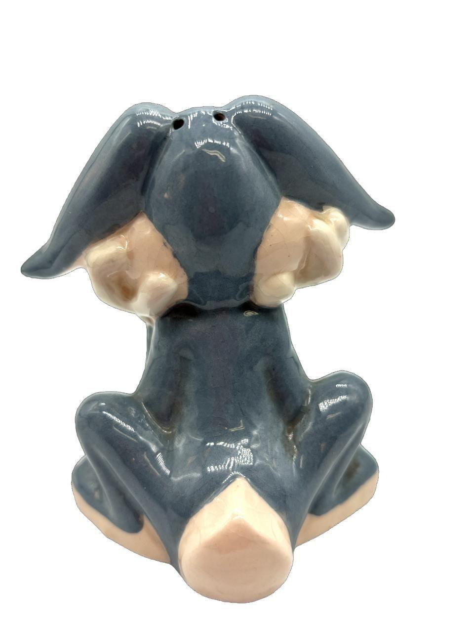 Looney Tunes Bugs Bunny Scultura in ceramica dell'azienda americana di ceramiche Evan Shaw, marcata #15. Realizzato per Warner Bros./Leon Schlesinger. Questa statuetta in ceramica smaltata dipinta raffigura Bugs Bunny in una posa simpatica e