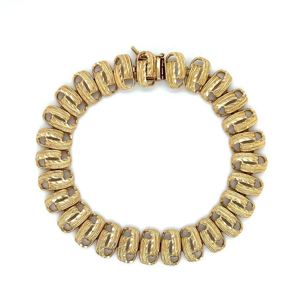 Tout simplement magnifique ! Elegant et finement détaillé, le bracelet d'affirmation Looping Weave 11,5 mm de large à maillons en or. Magnifiquement réalisé à la main en or jaune 14K. Mesurant environ 7