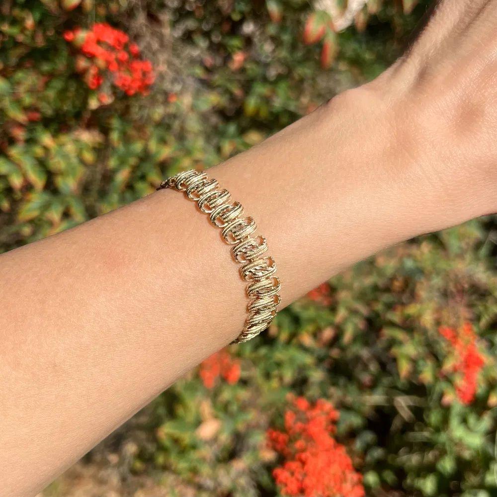 Vintage Loop Weave Link Gold Statement Bracelet Excellent état - En vente à Montreal, QC