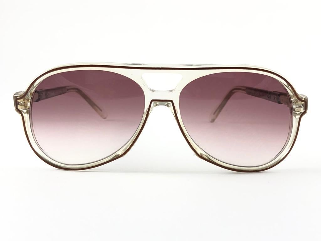 New Vintage Loris Azzaro Translucent with brown accents frame. Spotless mauve gradient lenses.
 
New never worn or displayed. 

This item could show minor sign of wear due to nearly 50 years of storage. 

Made in Paris.

FRONT                   13.5
