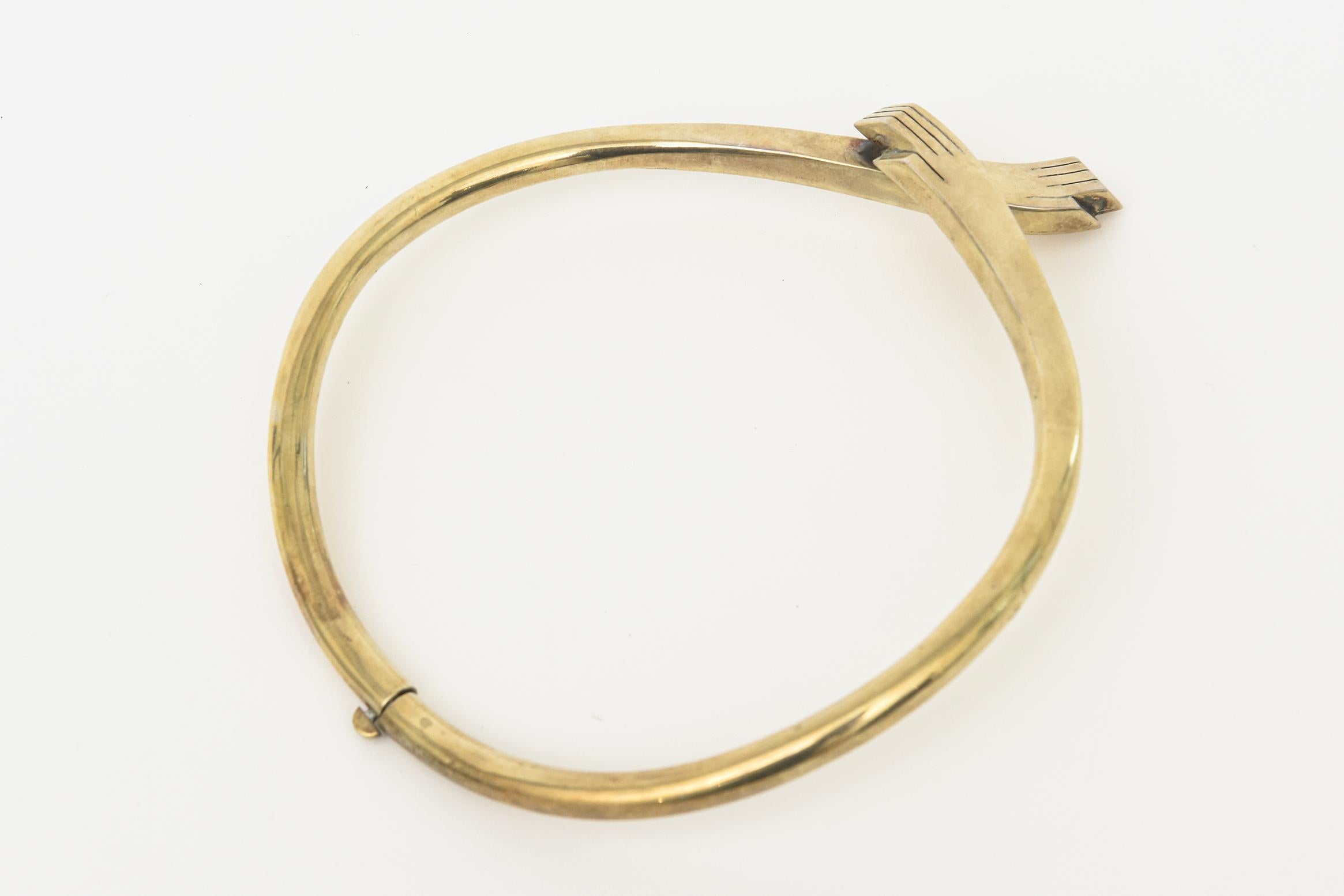 This very rare vintage brass mid century modern hallmarked and signed Los Castillo collar necklace is abstract. It is one of interlocking modernist hands in the front. Modern, artful and sculptural. Hallmarked Los Castillo 191 or 161 with symbol.