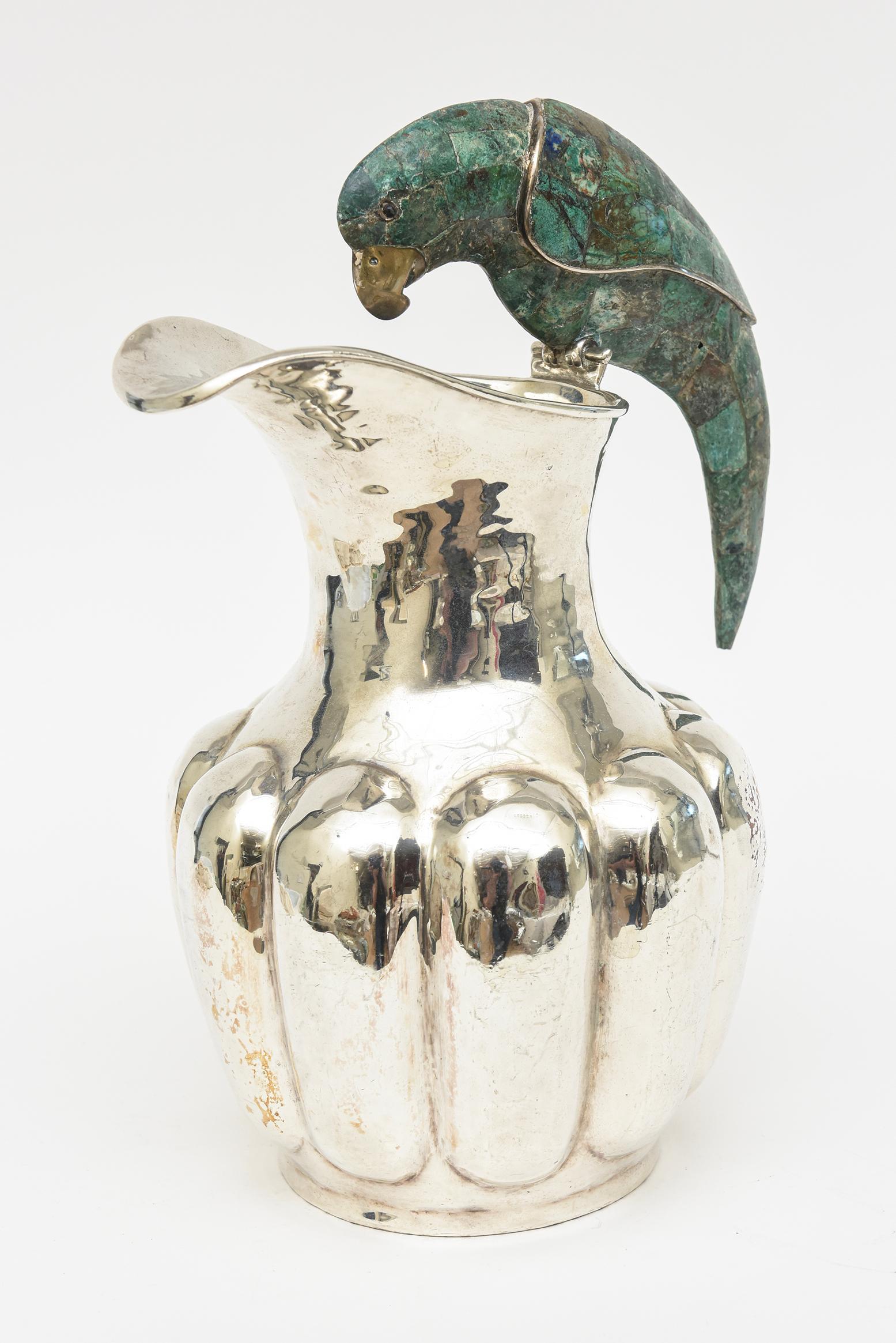 Cette belle pièce de monnaie poinçonnée  Vase ou récipient vintage en métal argenté martelé à la main de Los Castillo est moderne du milieu du siècle dernier. Il s'agit d'une plaque d'argent de fort calibre. Le perroquet perché sur le dessus est