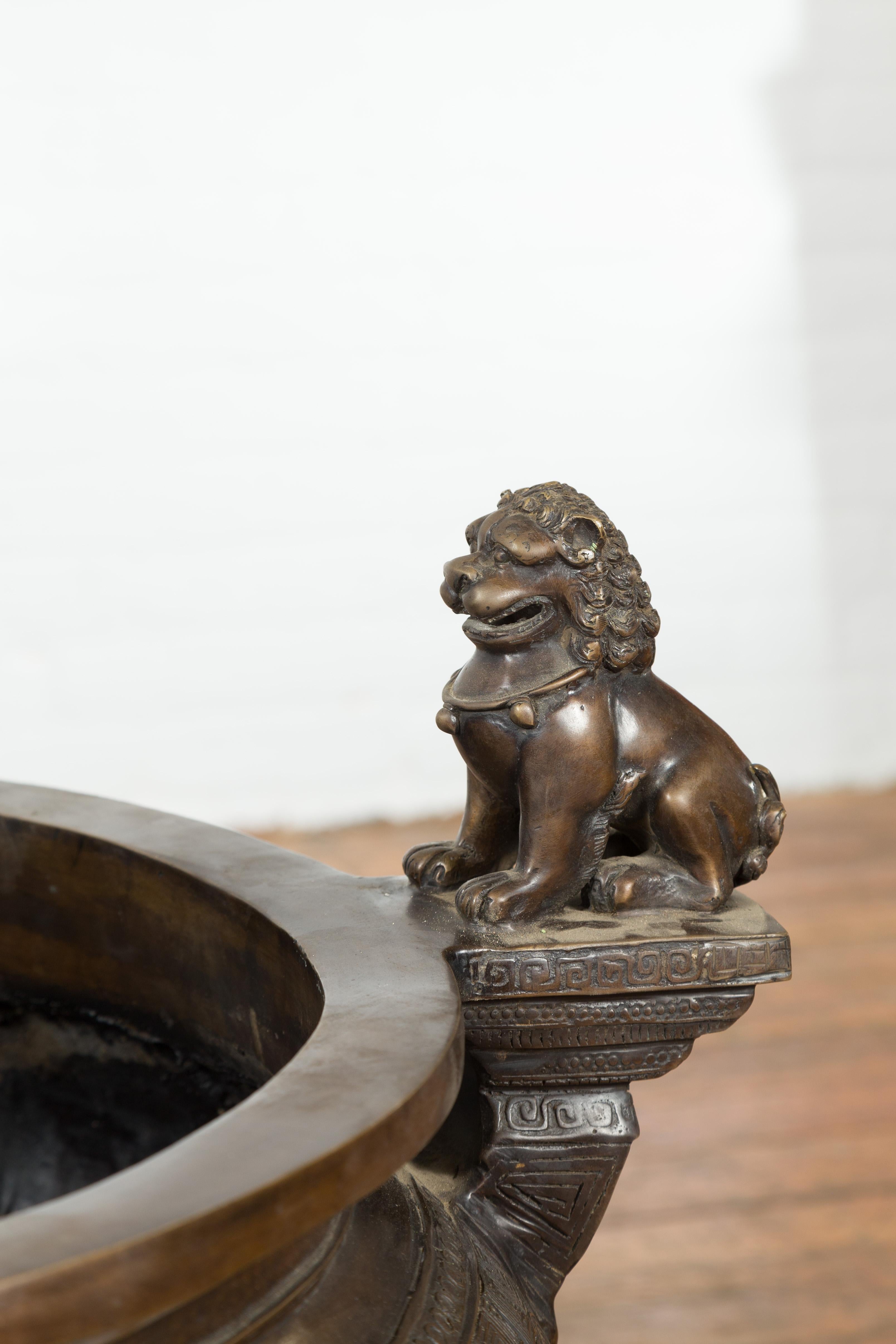 Bronze Jardinière vintage en bronze vieilli à la cire perdue avec motifs de lion gardiens de chien Foo et de méandre en vente