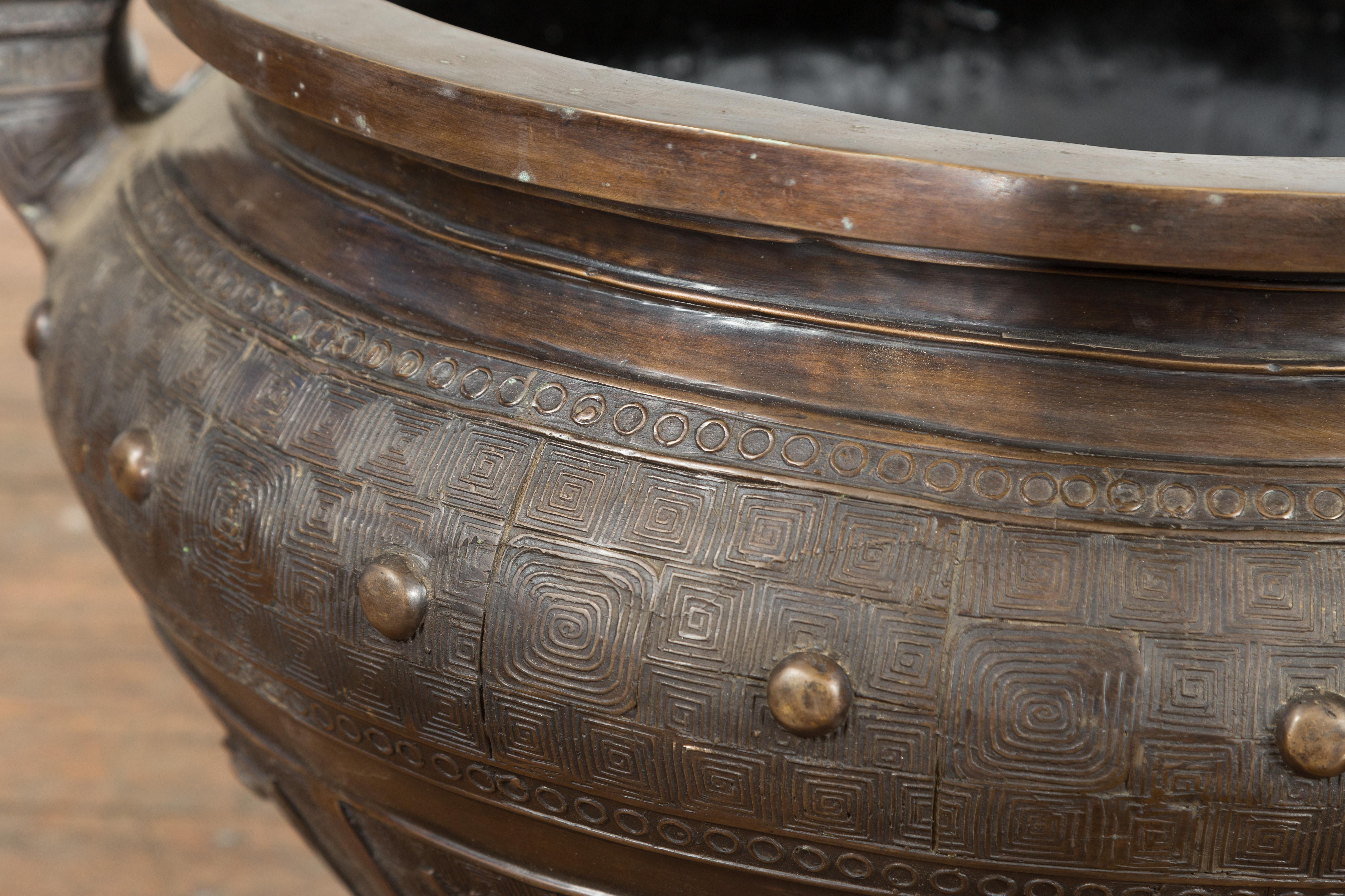 Jardinière vintage en bronze vieilli à la cire perdue avec motifs de lion gardiens de chien Foo et de méandre en vente 1
