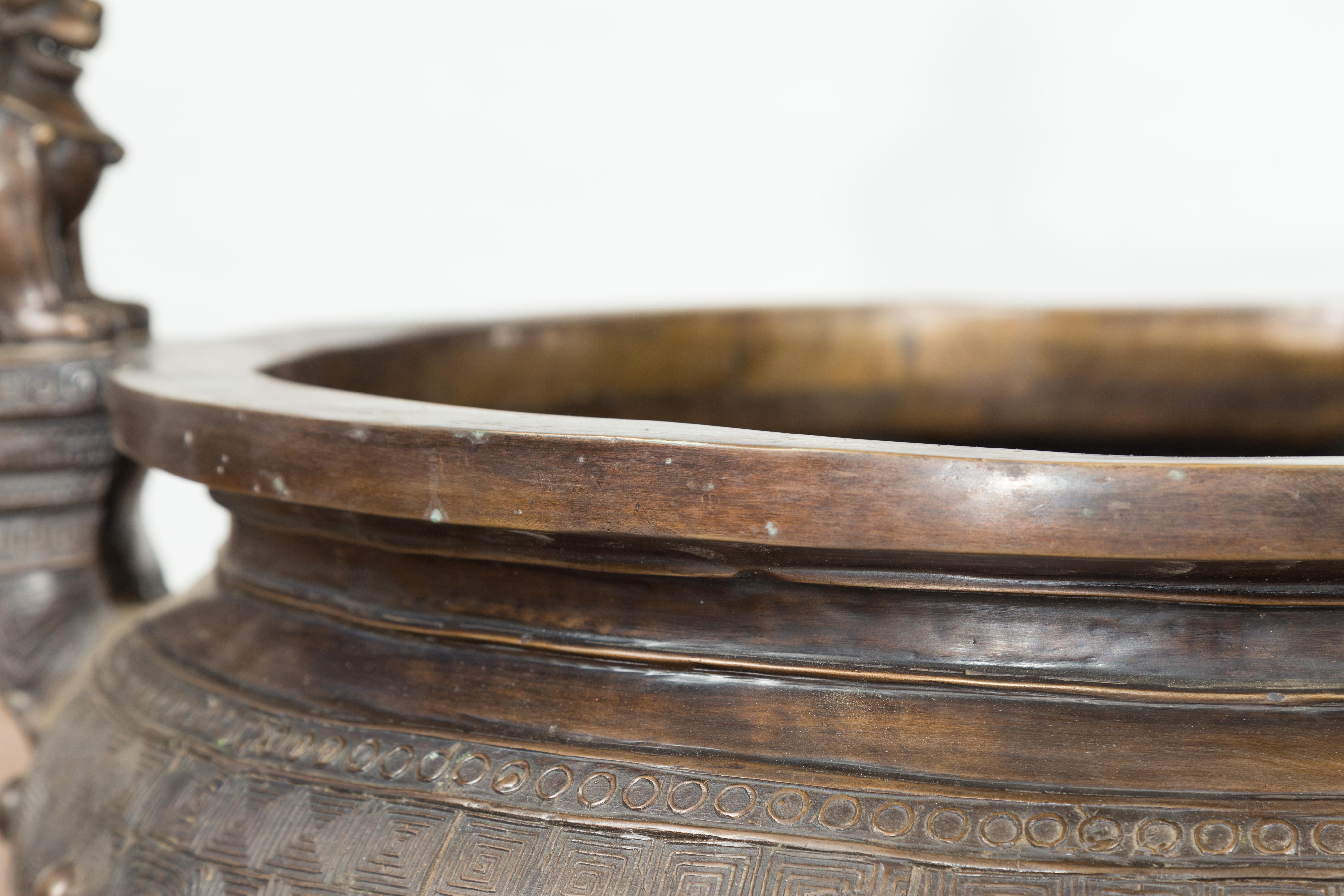 Jardinière vintage en bronze vieilli à la cire perdue avec motifs de lion gardiens de chien Foo et de méandre en vente 3