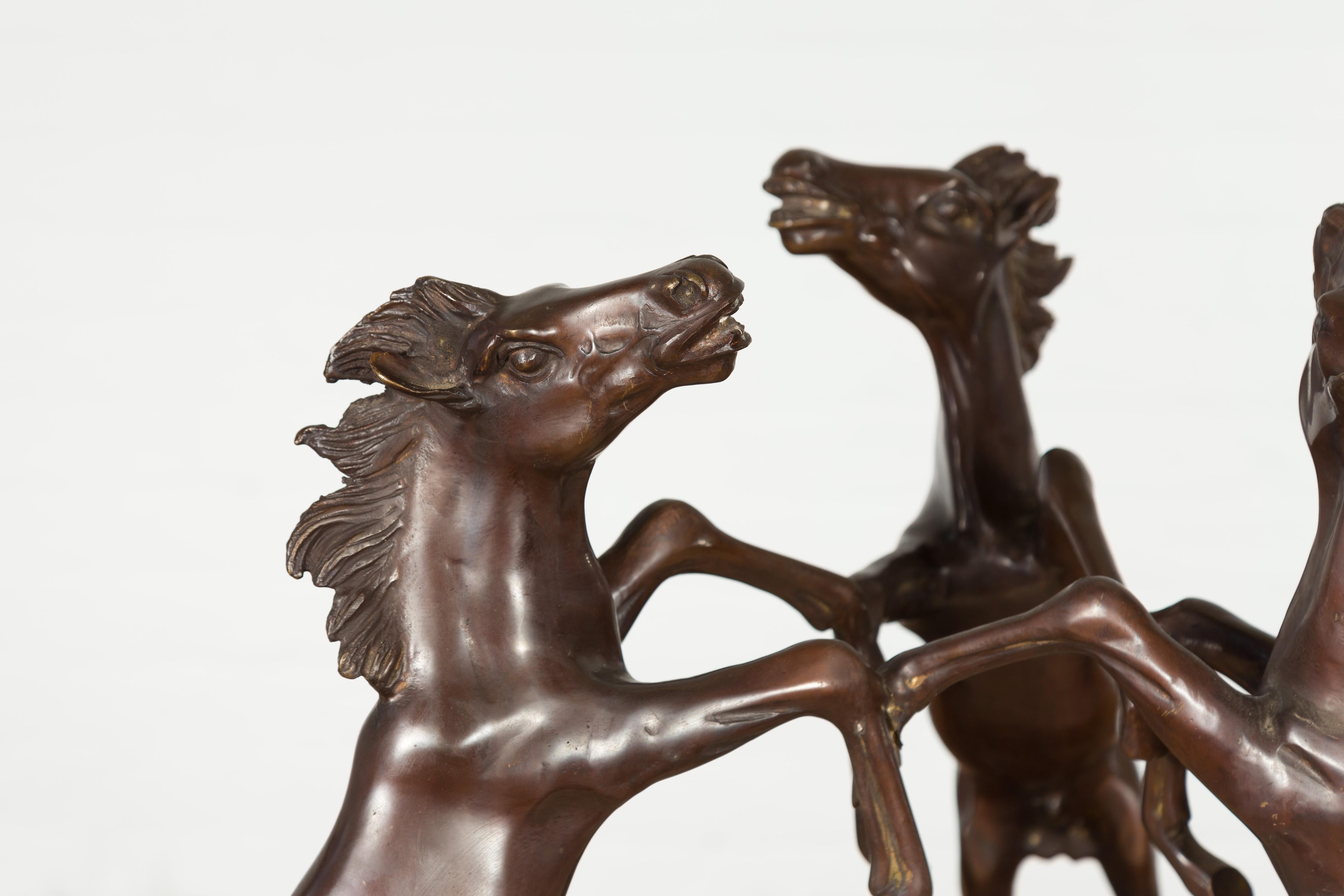 Moulage Base de table basse vintage en bronze moulé à la cire perdue avec trois chevaux en train de searing en vente