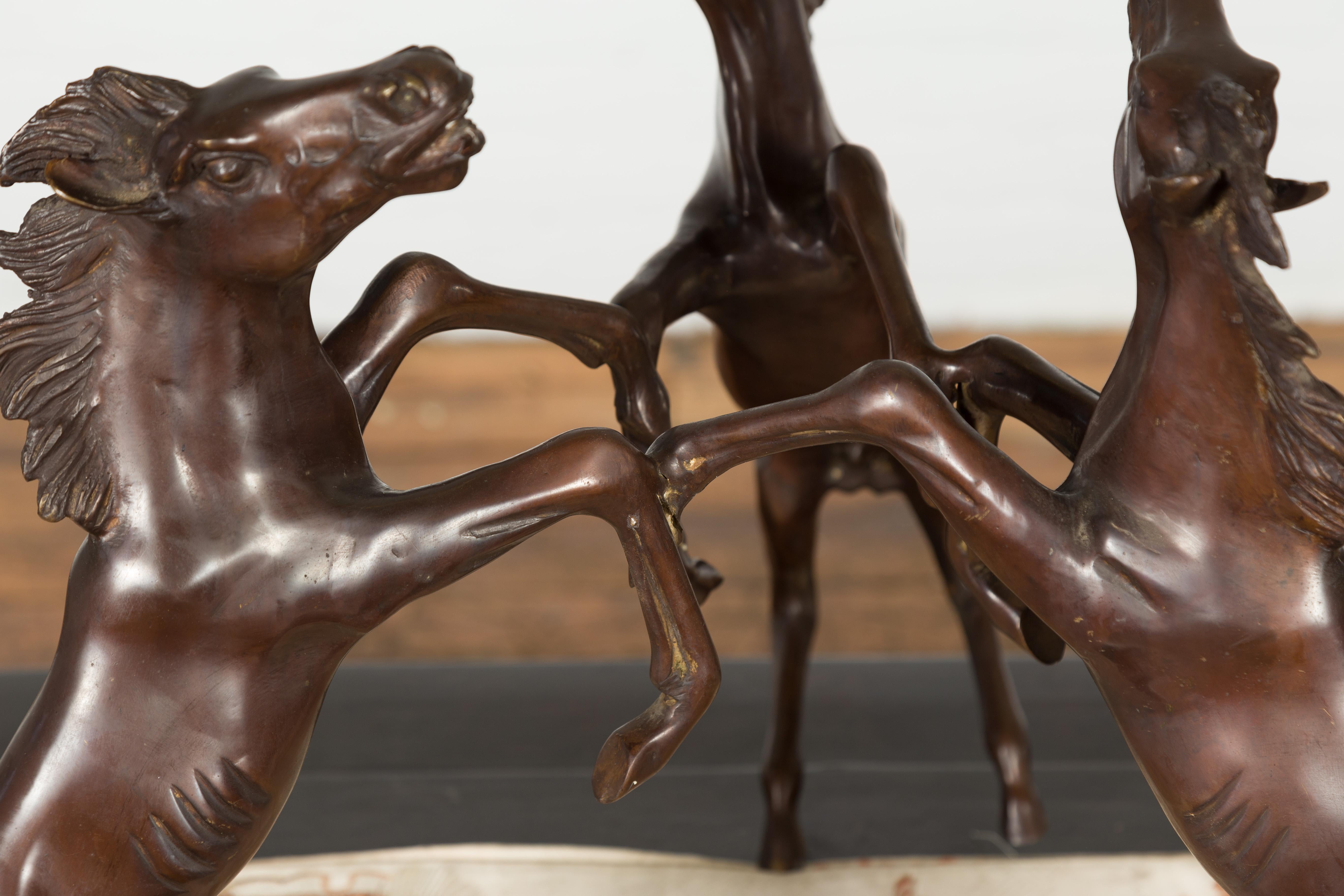 Base de table basse vintage en bronze moulé à la cire perdue avec trois chevaux en train de searing en vente 1