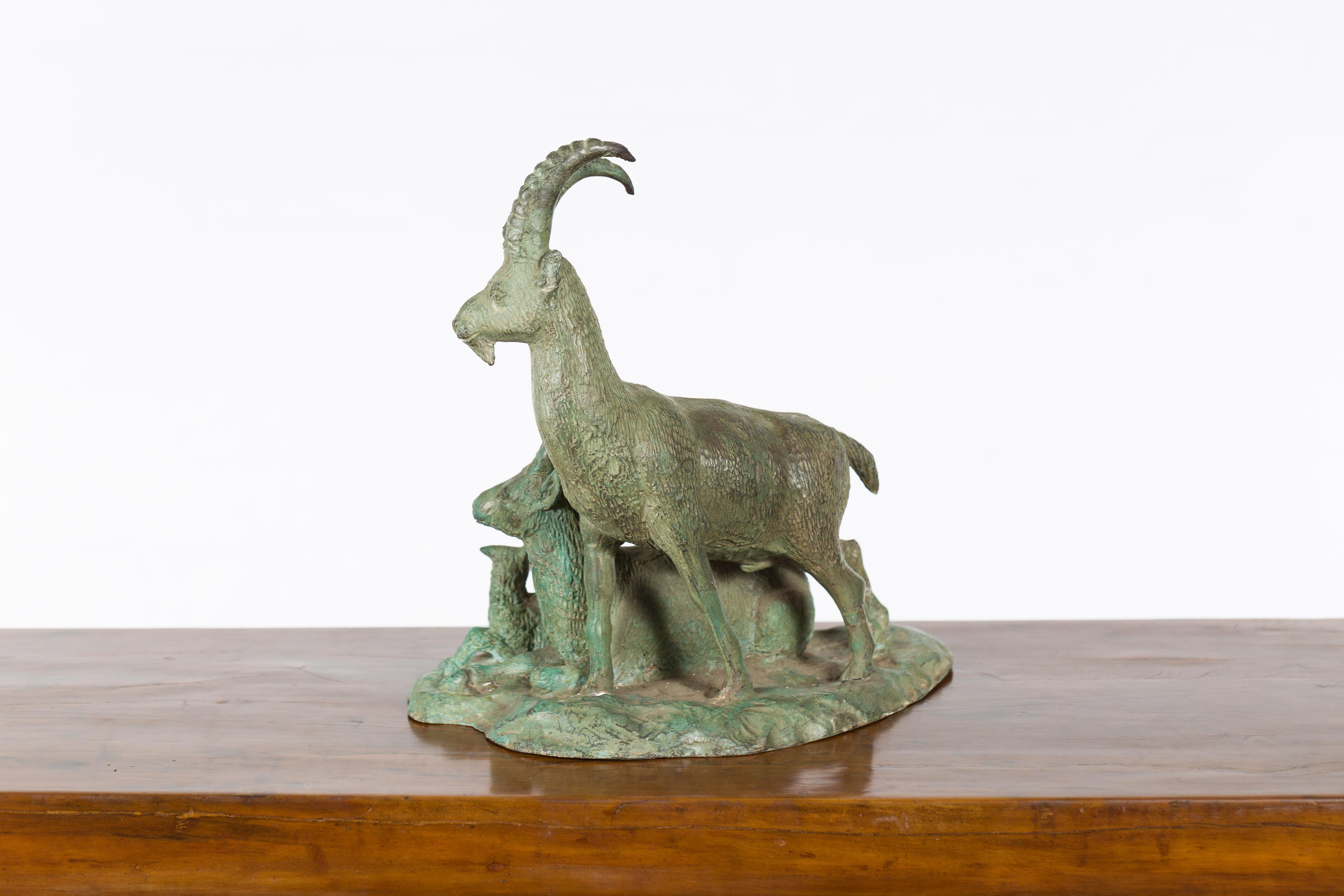 Vieille sculpture de famille d'Ibex en bronze coulé à la cire perdue avec patine Verde en vente 5