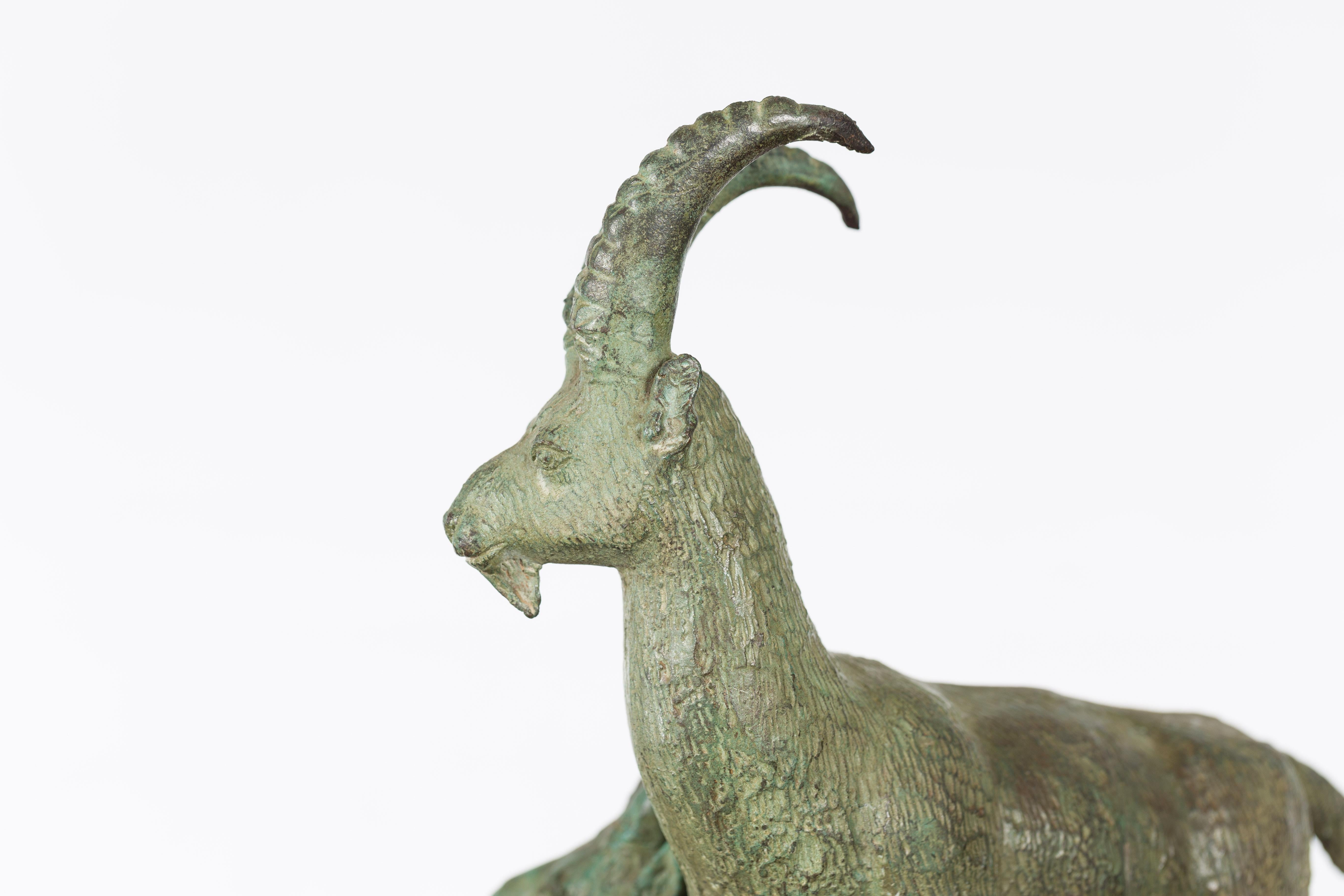 Vieille sculpture de famille d'Ibex en bronze coulé à la cire perdue avec patine Verde en vente 6