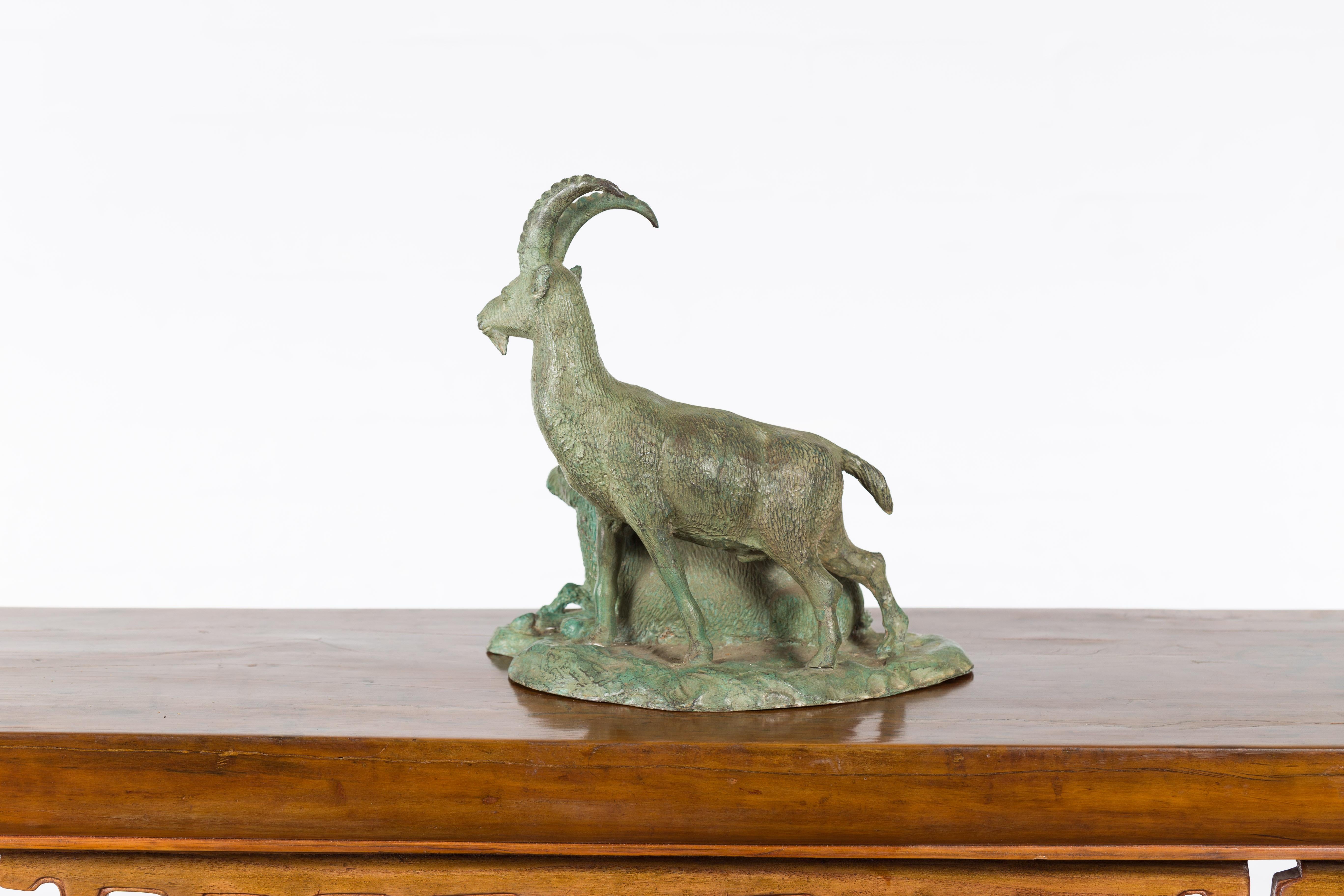 Vieille sculpture de famille d'Ibex en bronze coulé à la cire perdue avec patine Verde en vente 7