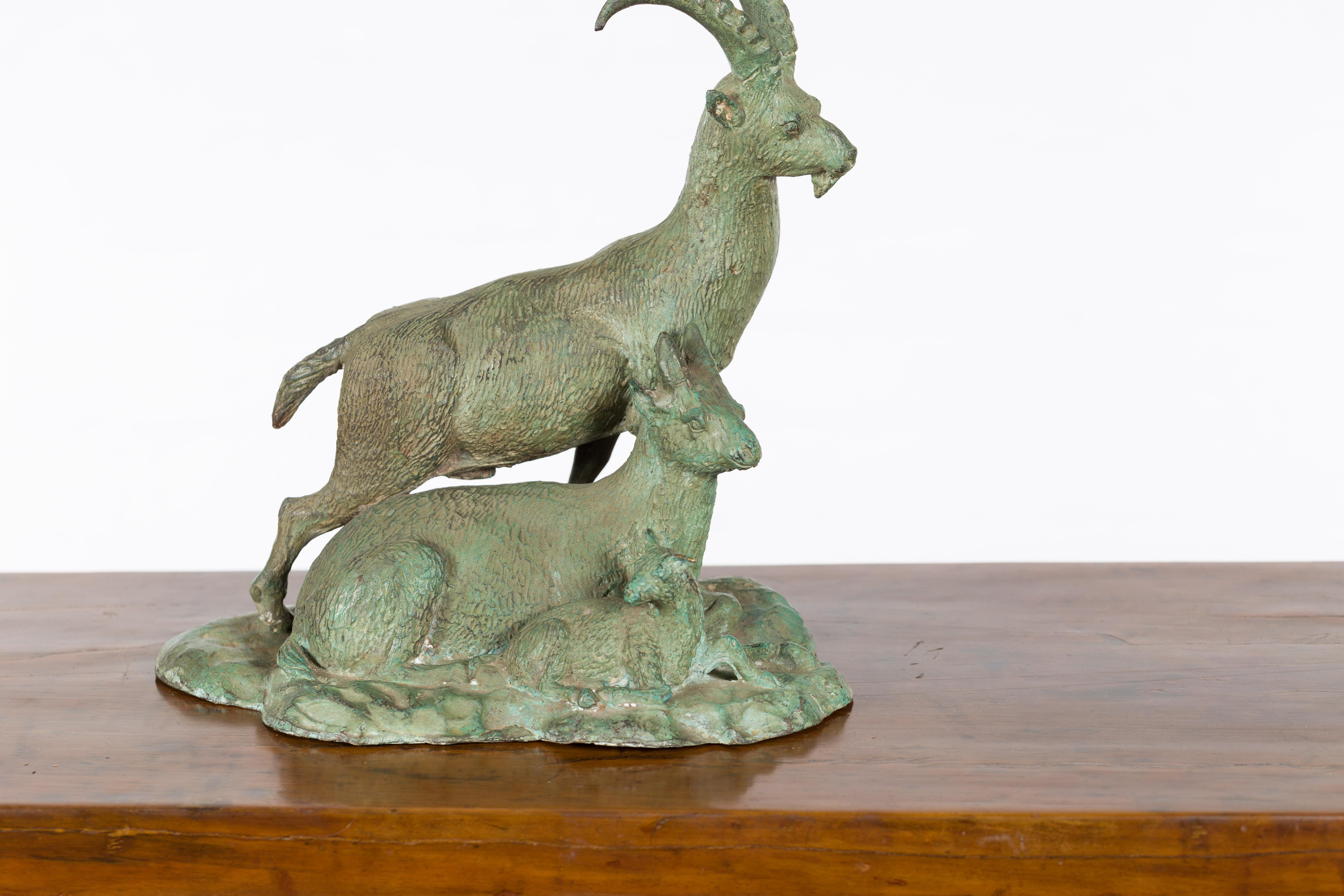 20ième siècle Vieille sculpture de famille d'Ibex en bronze coulé à la cire perdue avec patine Verde en vente