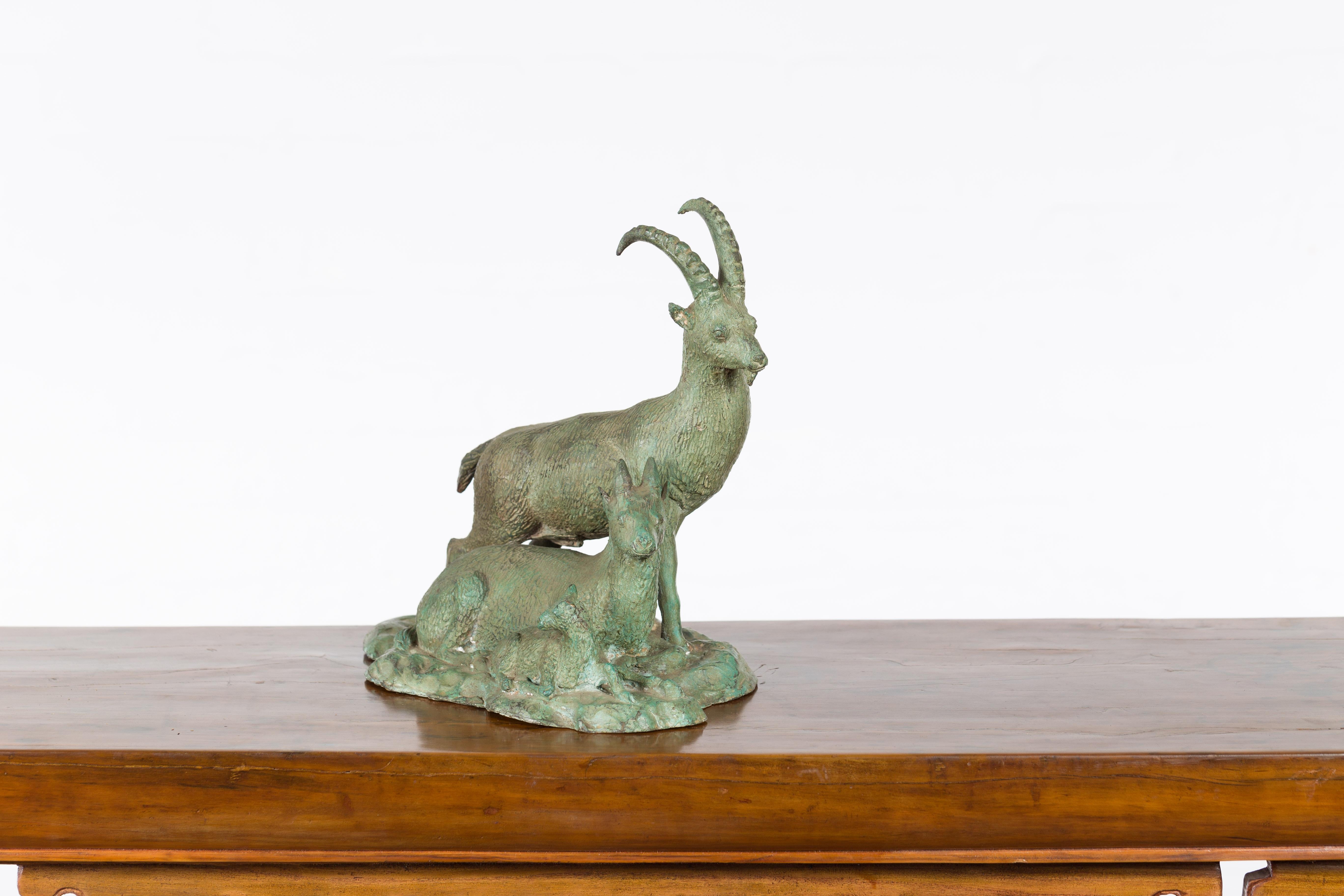 Vieille sculpture de famille d'Ibex en bronze coulé à la cire perdue avec patine Verde en vente 3