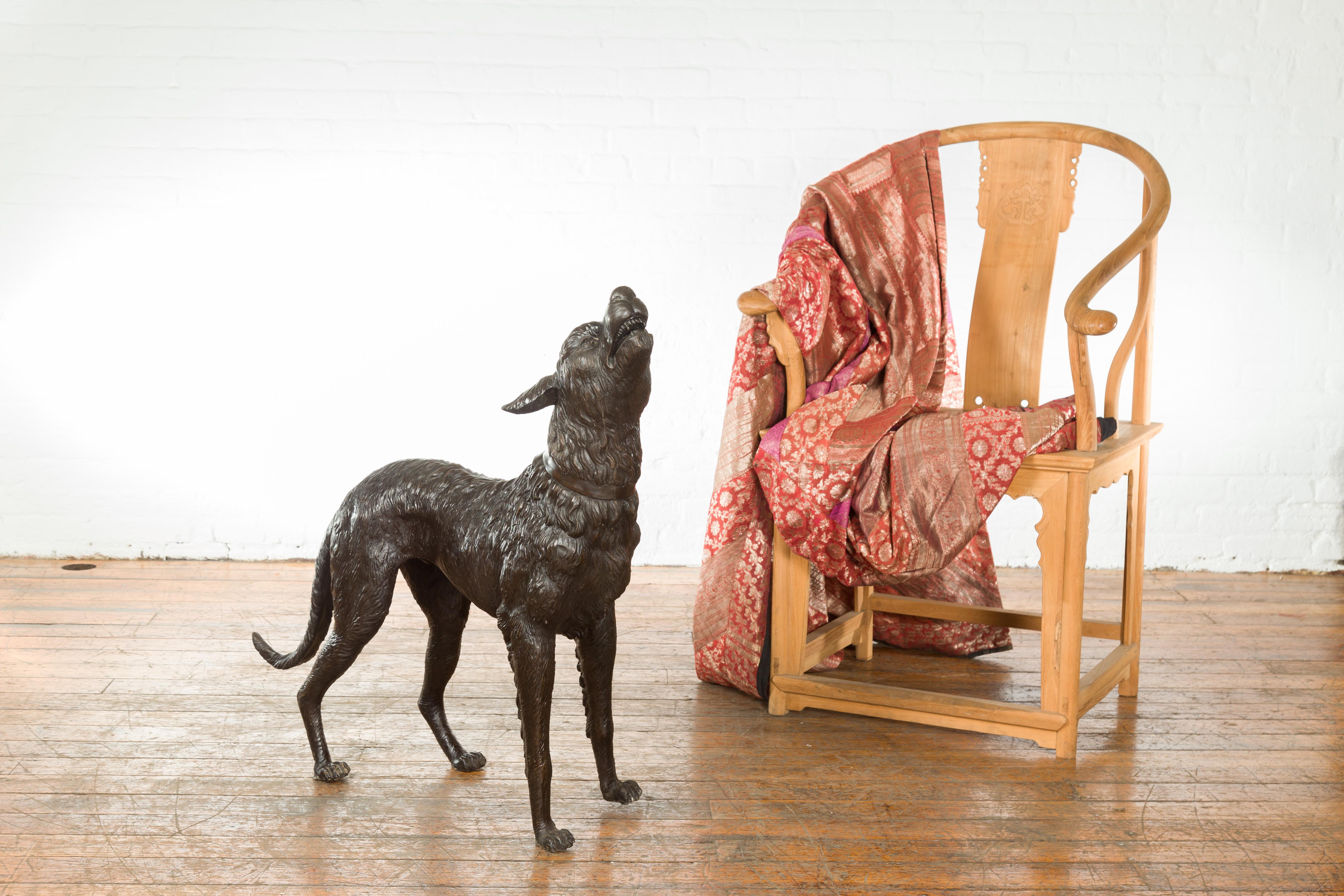 Une sculpture vintage en bronze à cire perdue d'un chien de la fin du 20ème siècle, avec une patine texturée. Créée avec la technique traditionnelle de la cire perdue (à la cire perdue) qui permet une grande précision et finesse dans les détails,