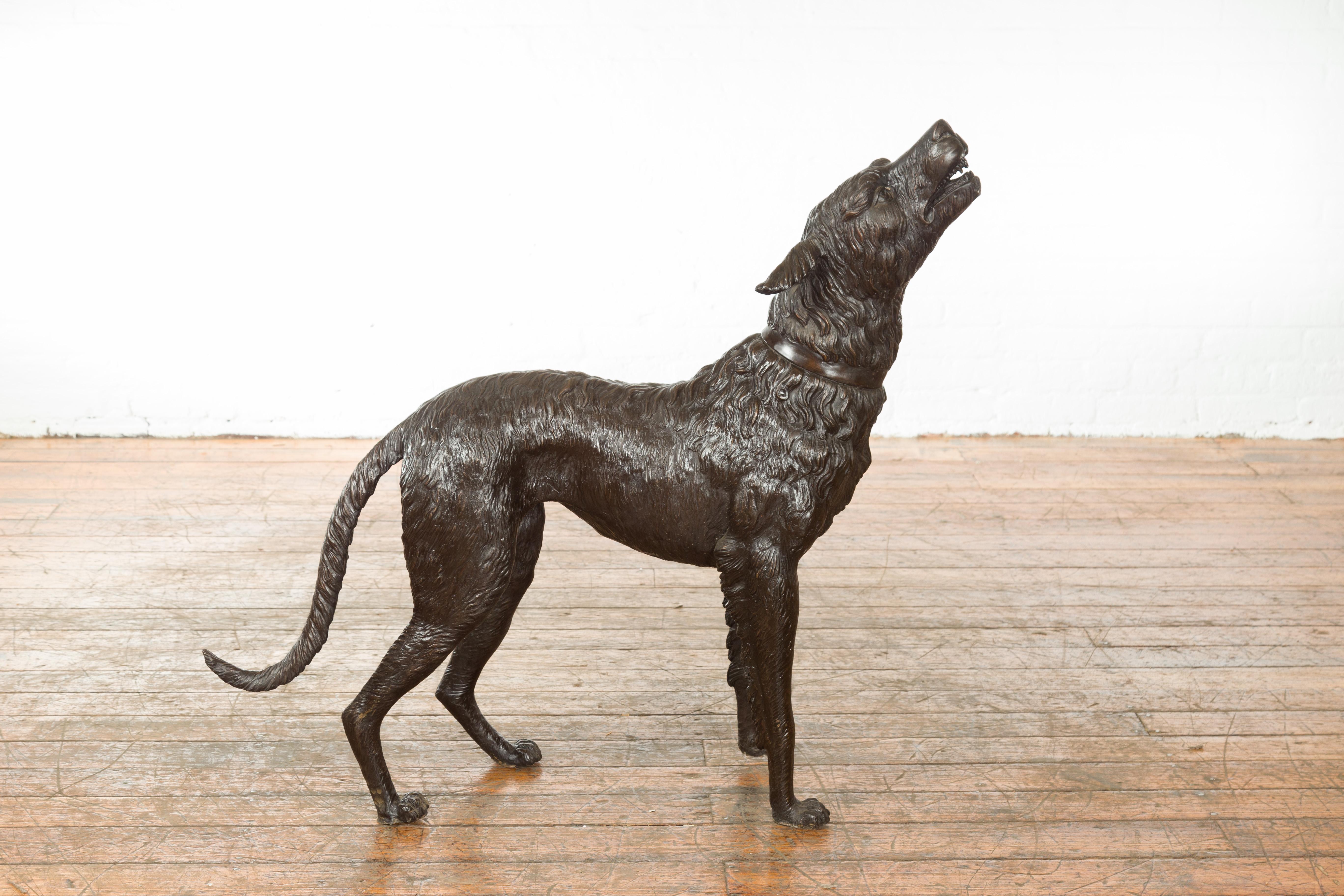 Moulage Sculpture vintage en bronze moulé à la cire perdue d'un chien barbu avec patine texturée en vente