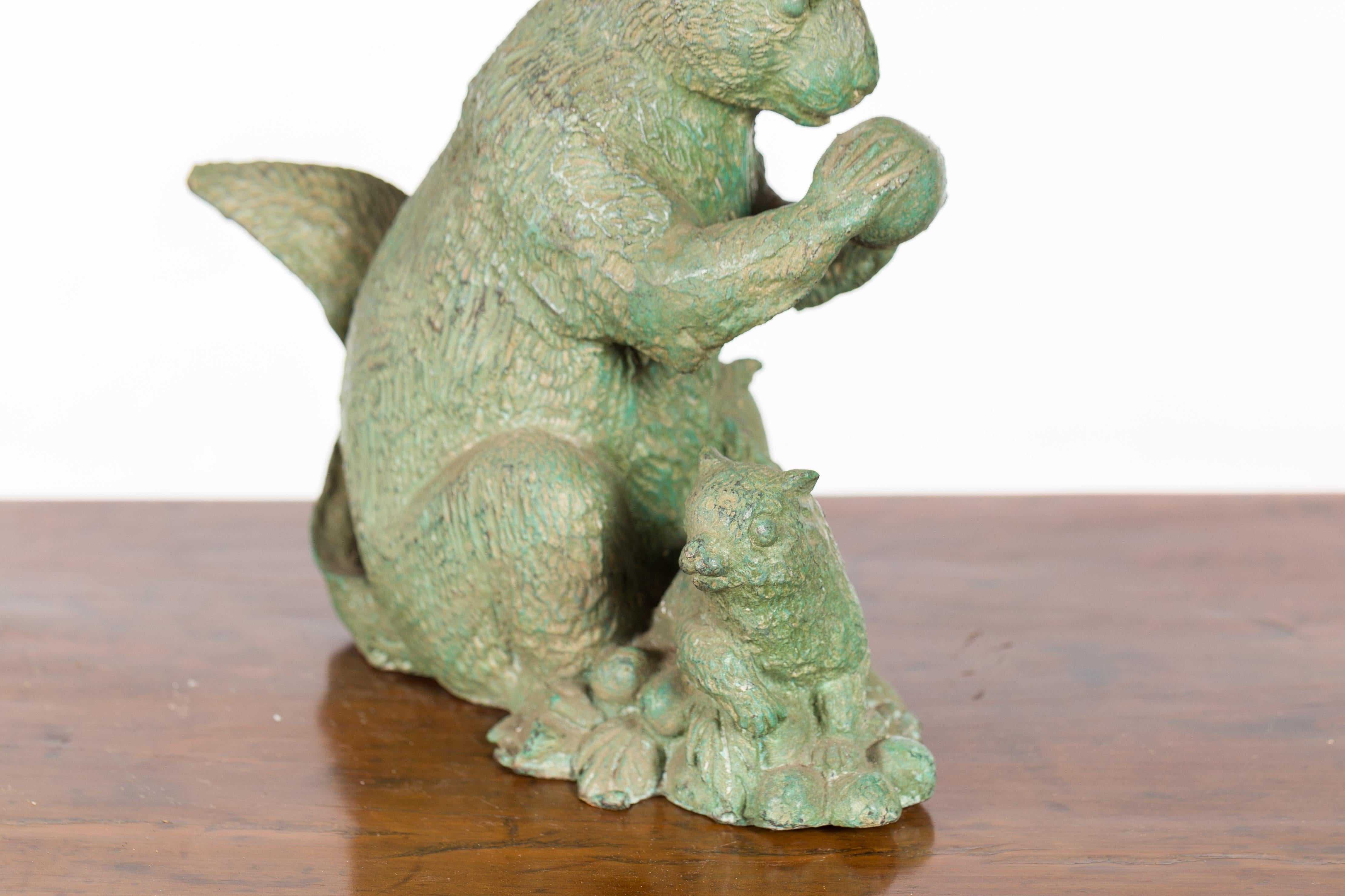 XX secolo Scultura vintage di famiglia di scoiattolo in bronzo fuso a cera persa con patina verde in vendita