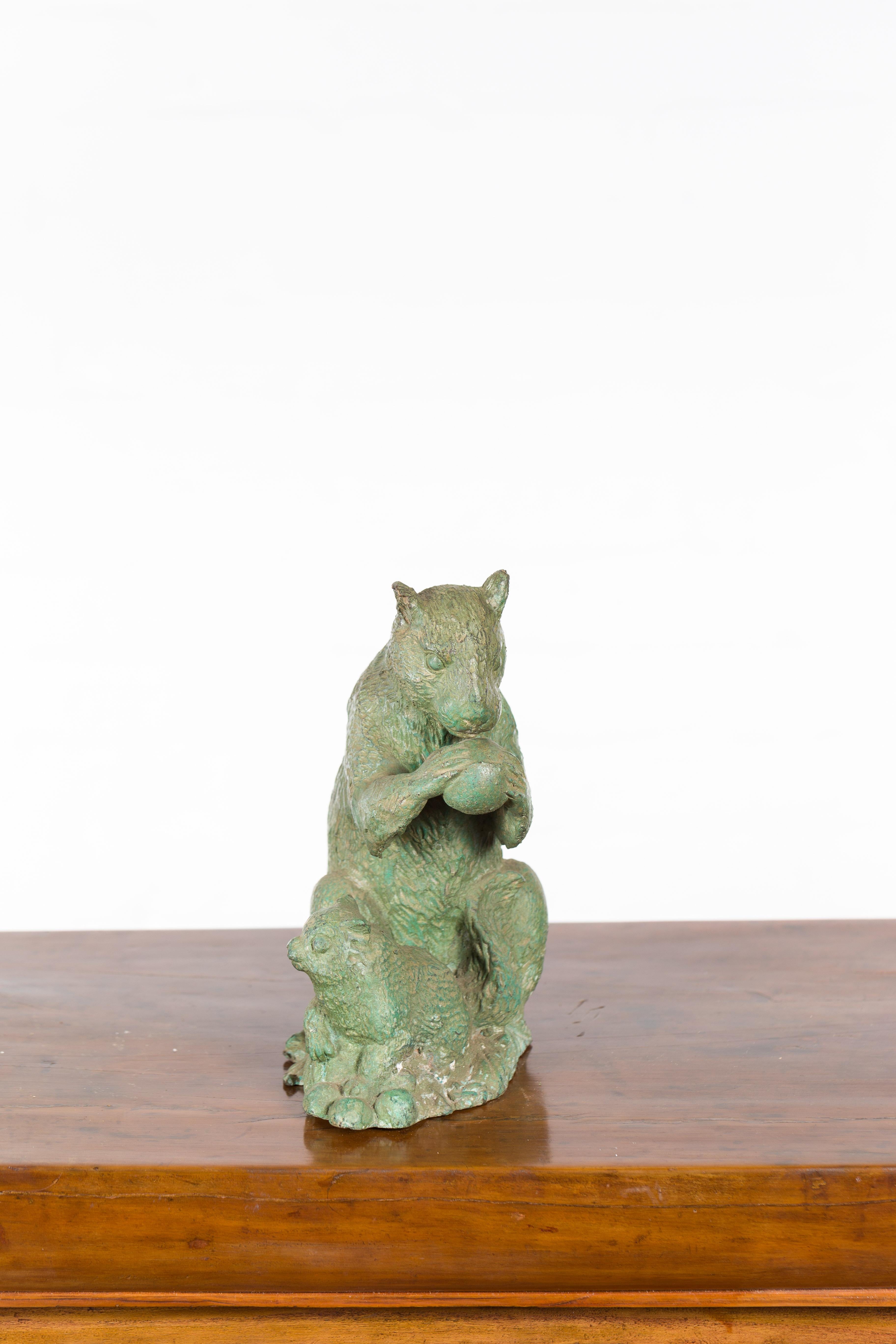 Scultura vintage di famiglia di scoiattolo in bronzo fuso a cera persa con patina verde in vendita 1