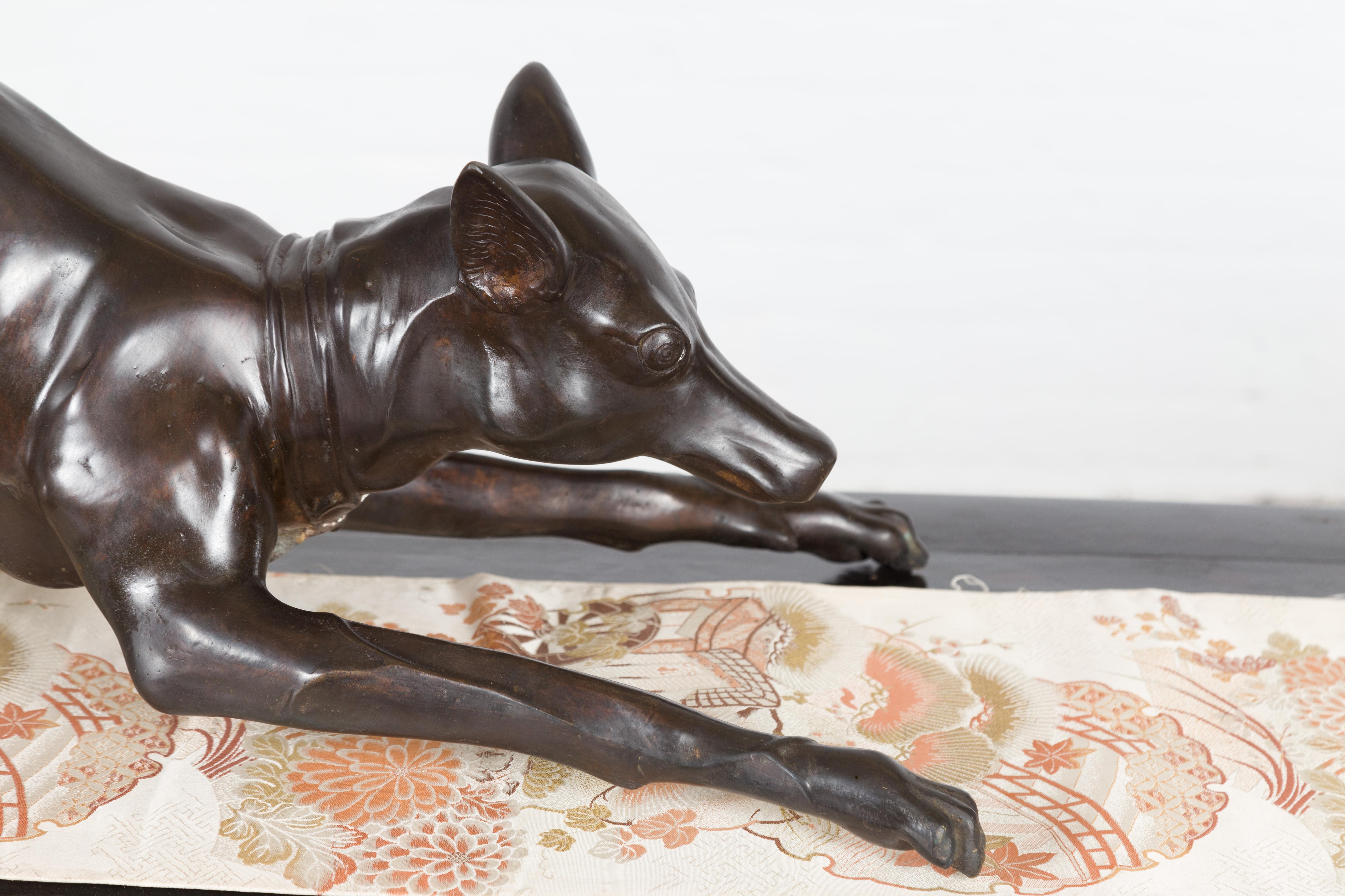 20ième siècle Statue vintage en bronze coulé à la cire perdue d'un chien de lévrier en position ludique en vente