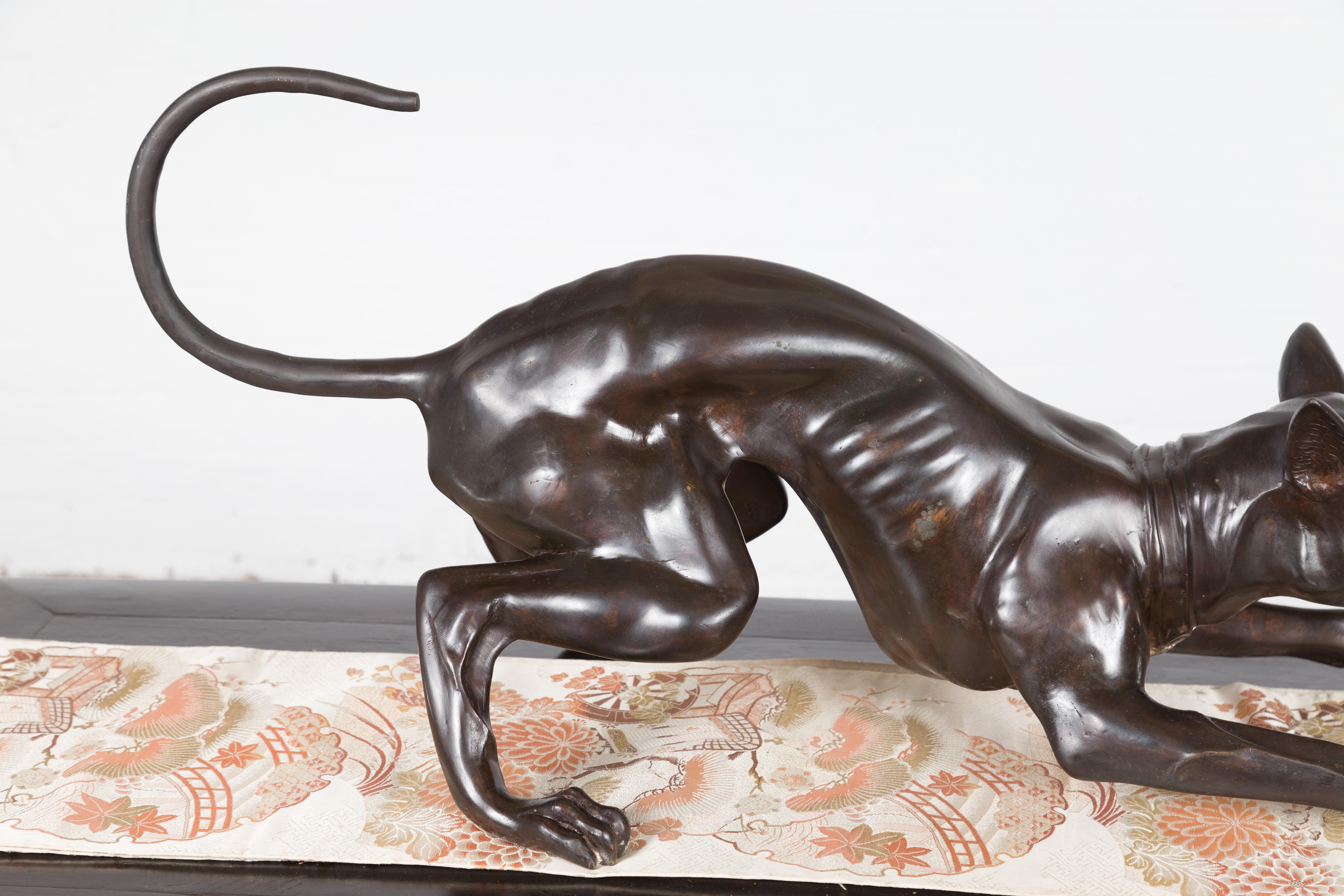 Bronze Statue vintage en bronze coulé à la cire perdue d'un chien de lévrier en position ludique en vente