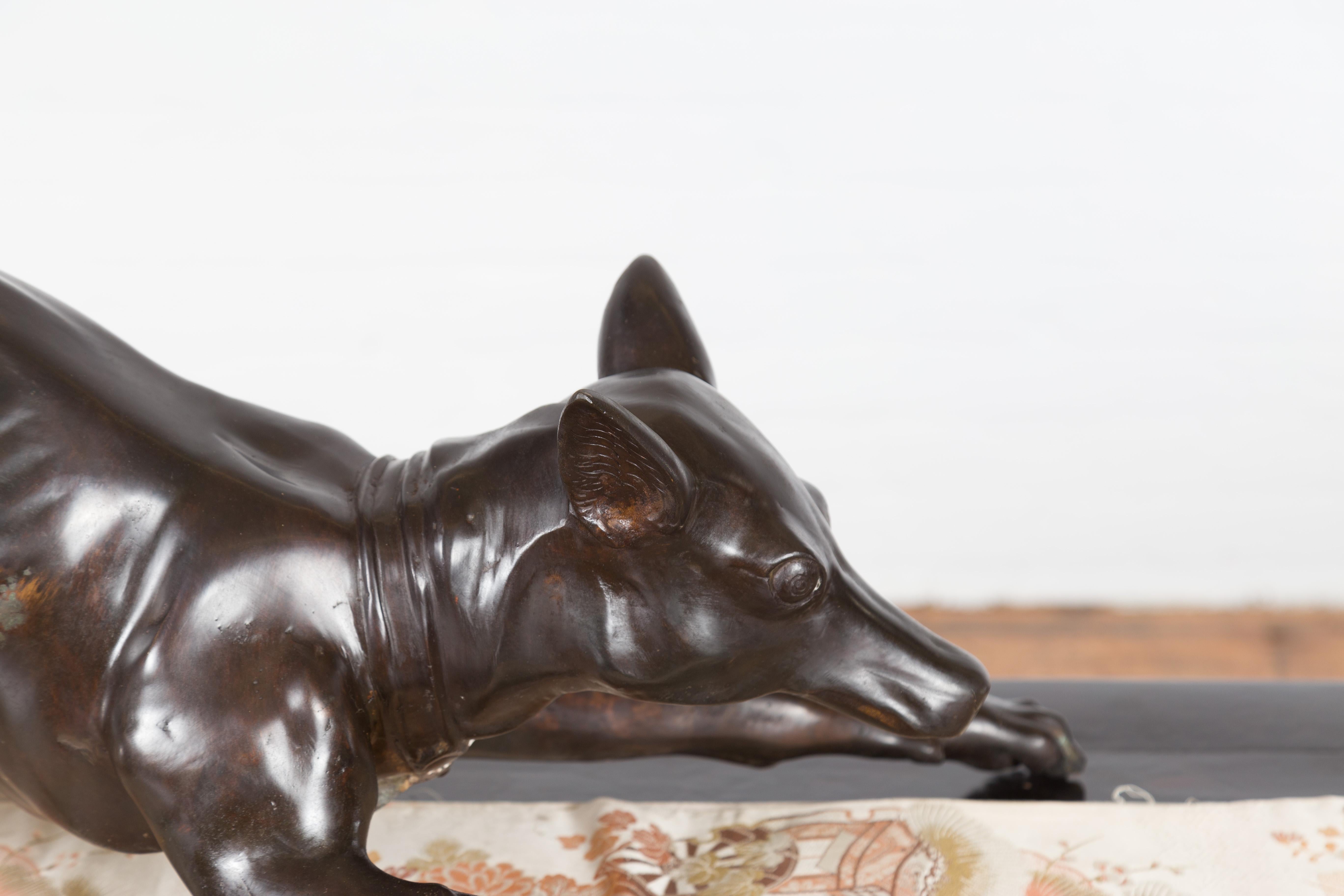 Statue vintage en bronze coulé à la cire perdue d'un chien de lévrier en position ludique en vente 1