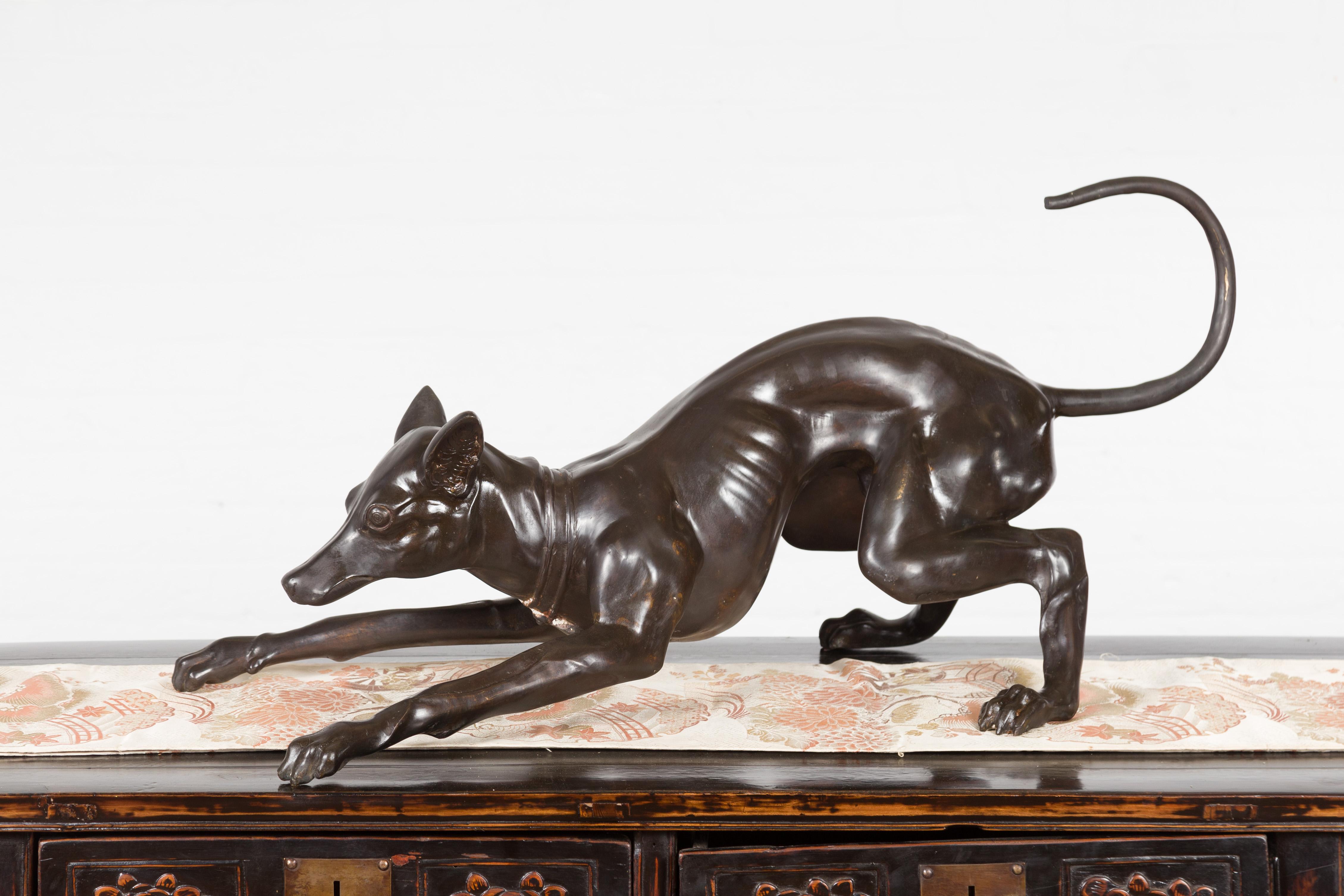 Statue vintage en bronze coulé à la cire perdue d'un chien de lévrier en position ludique en vente 2